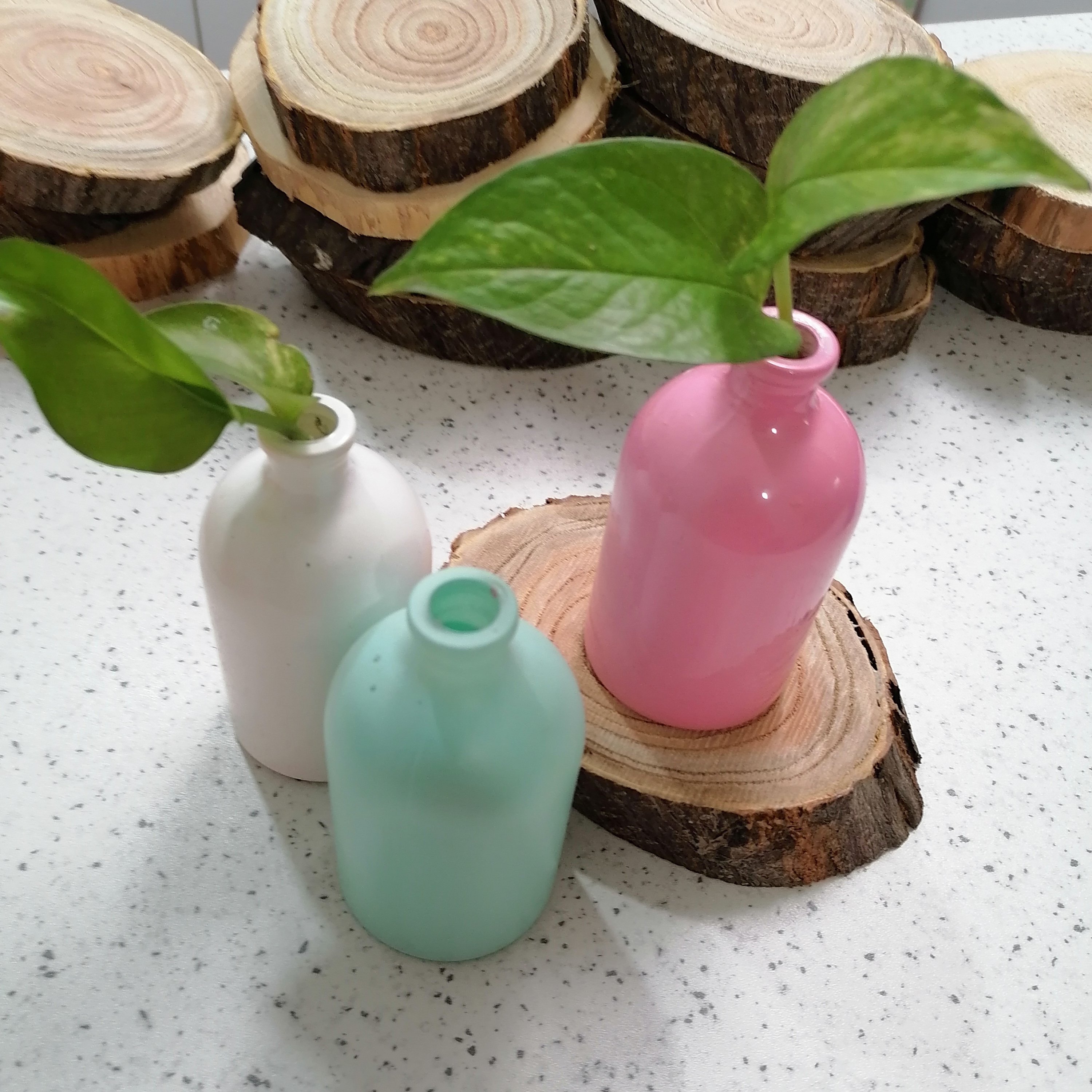 گلدان شیشه ای مات با زیره چوبی