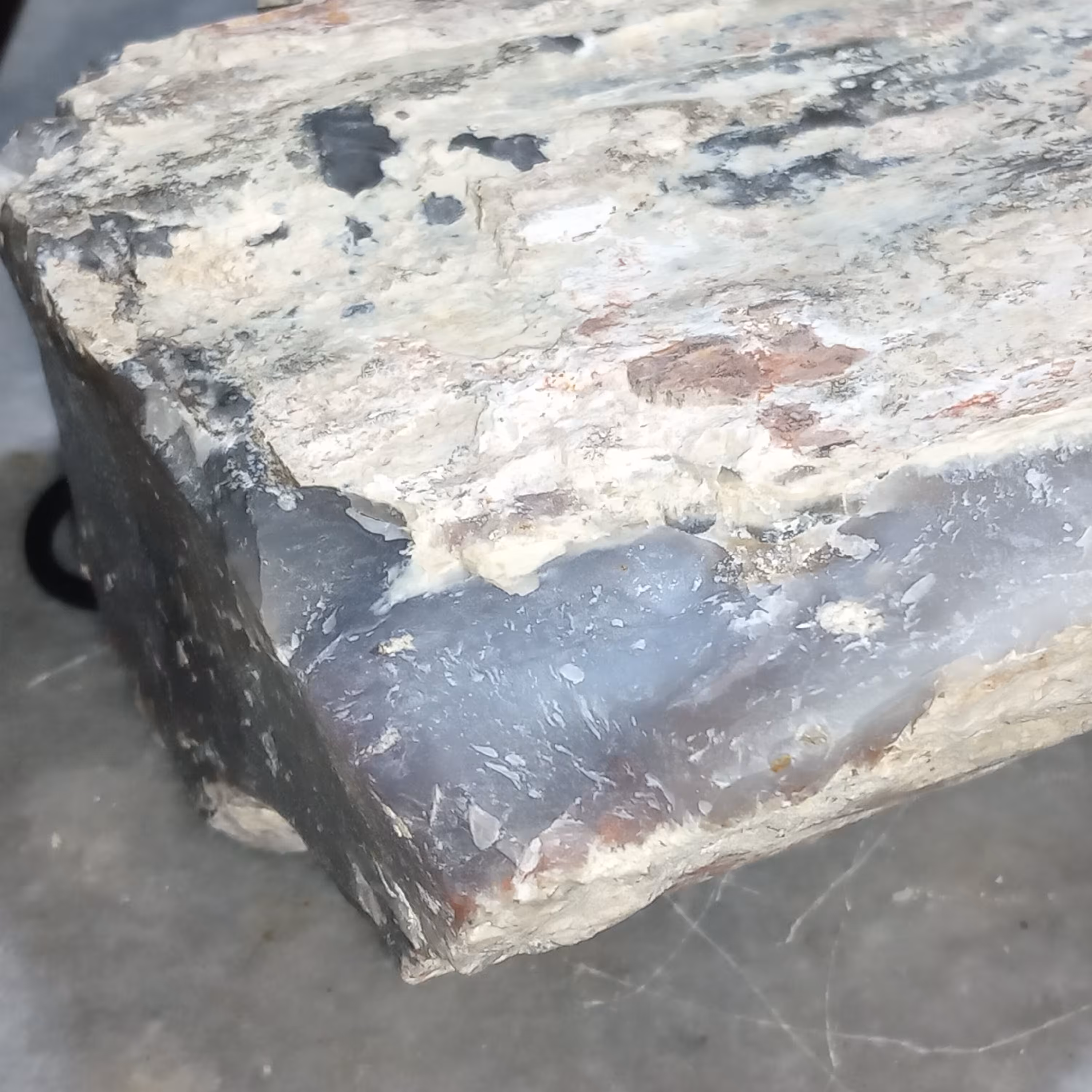 عقیق راف و برش نخورده.  2کیلو470گرم. به رنگهای  صدفی و  کبود ترکیبی.