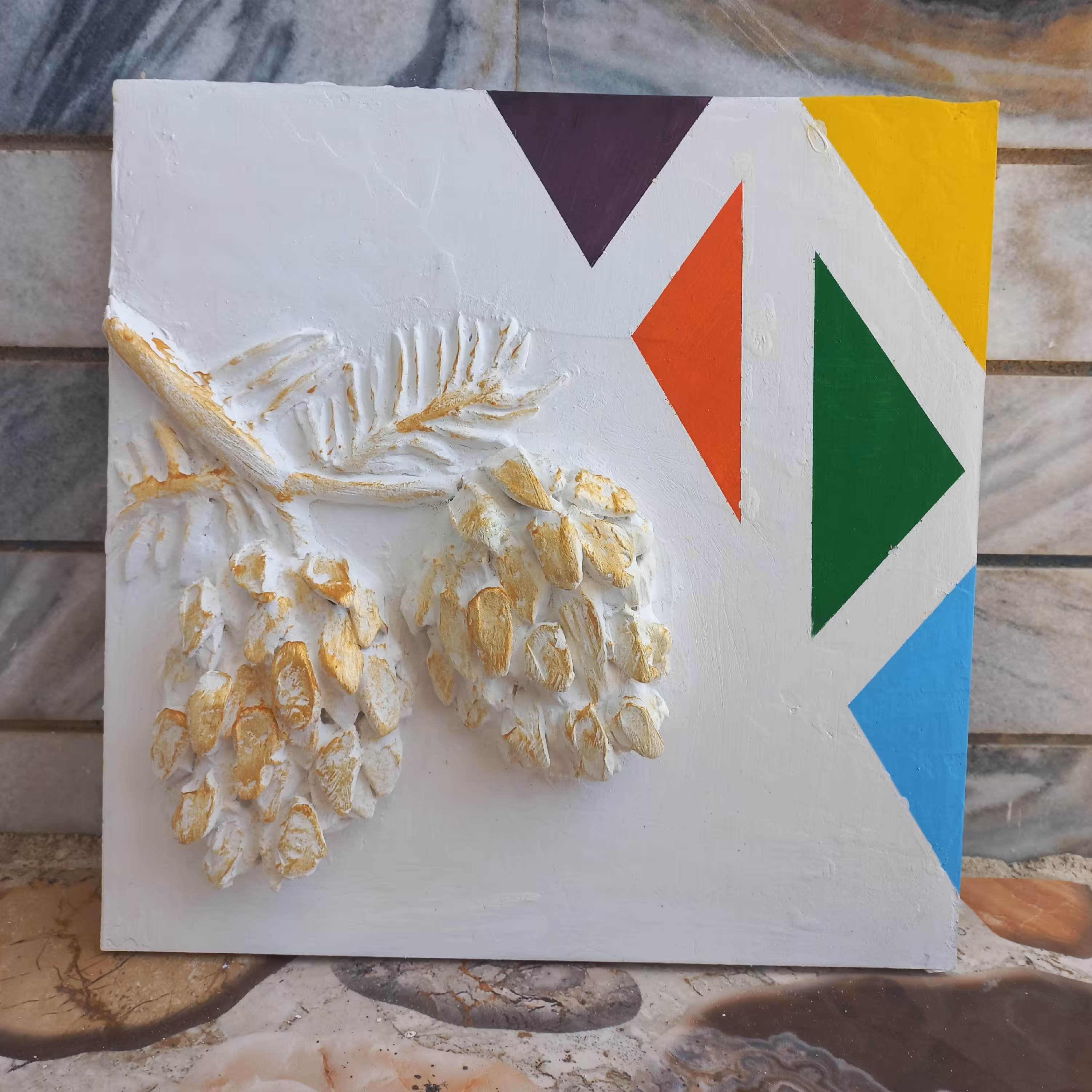 تابلو طرح کاج اجرا شده به صورت نقش برجسته گچی یا گچبری مدرن 