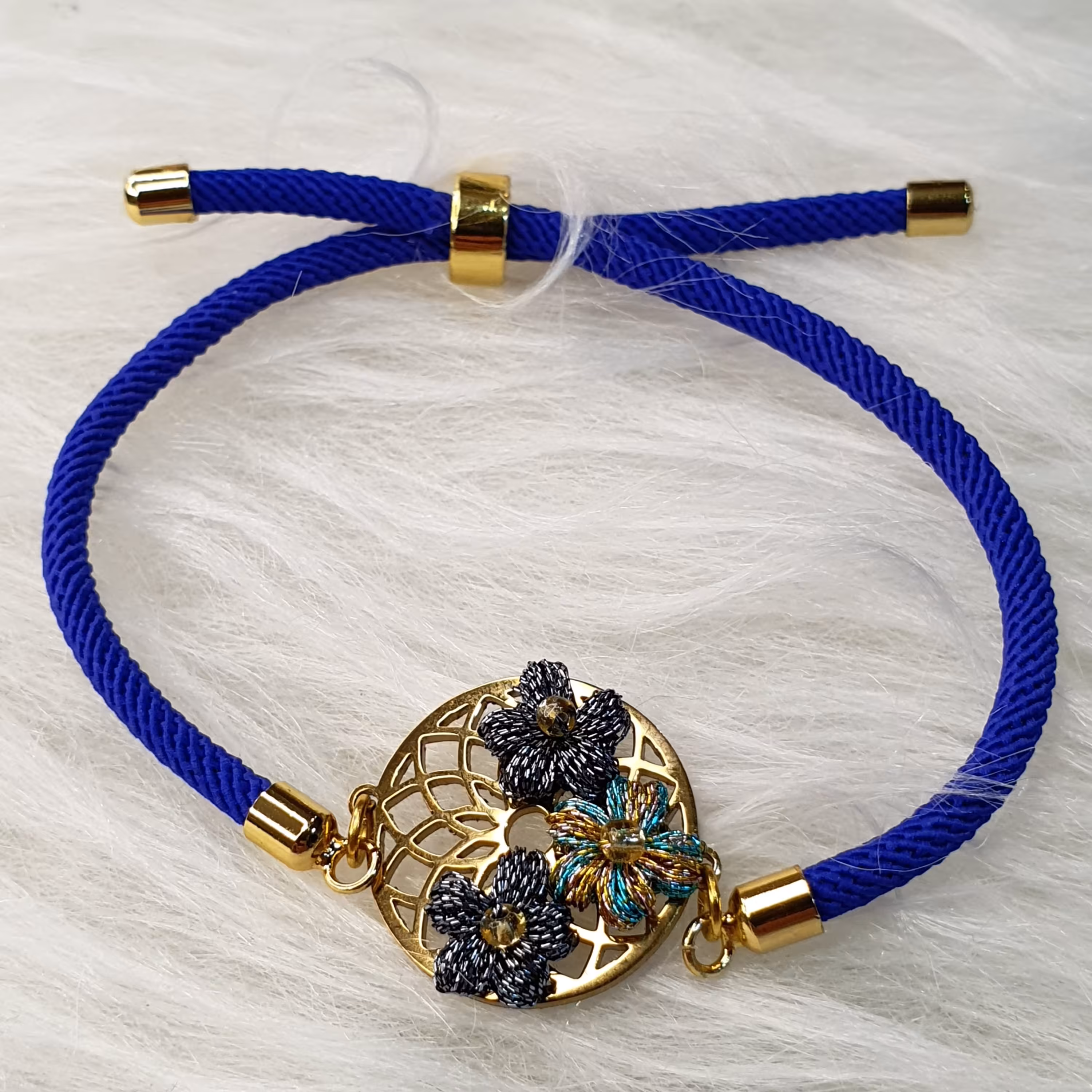 زیورآلات مخصوص بانوان در رنگ و اشکال مختلف ، آراسته به گل‌های زربافت هنر دست بانوان کارآفرین مناسب برای هدیه دادن