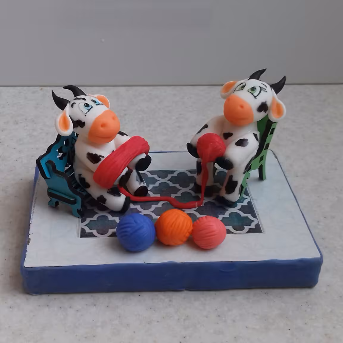 گاوهای عاشق خمیری در حال پیچیدن نخ . نماد سال 1400 .