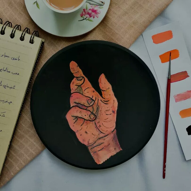 بشقاب دیوارکوب سفالی طرح دست