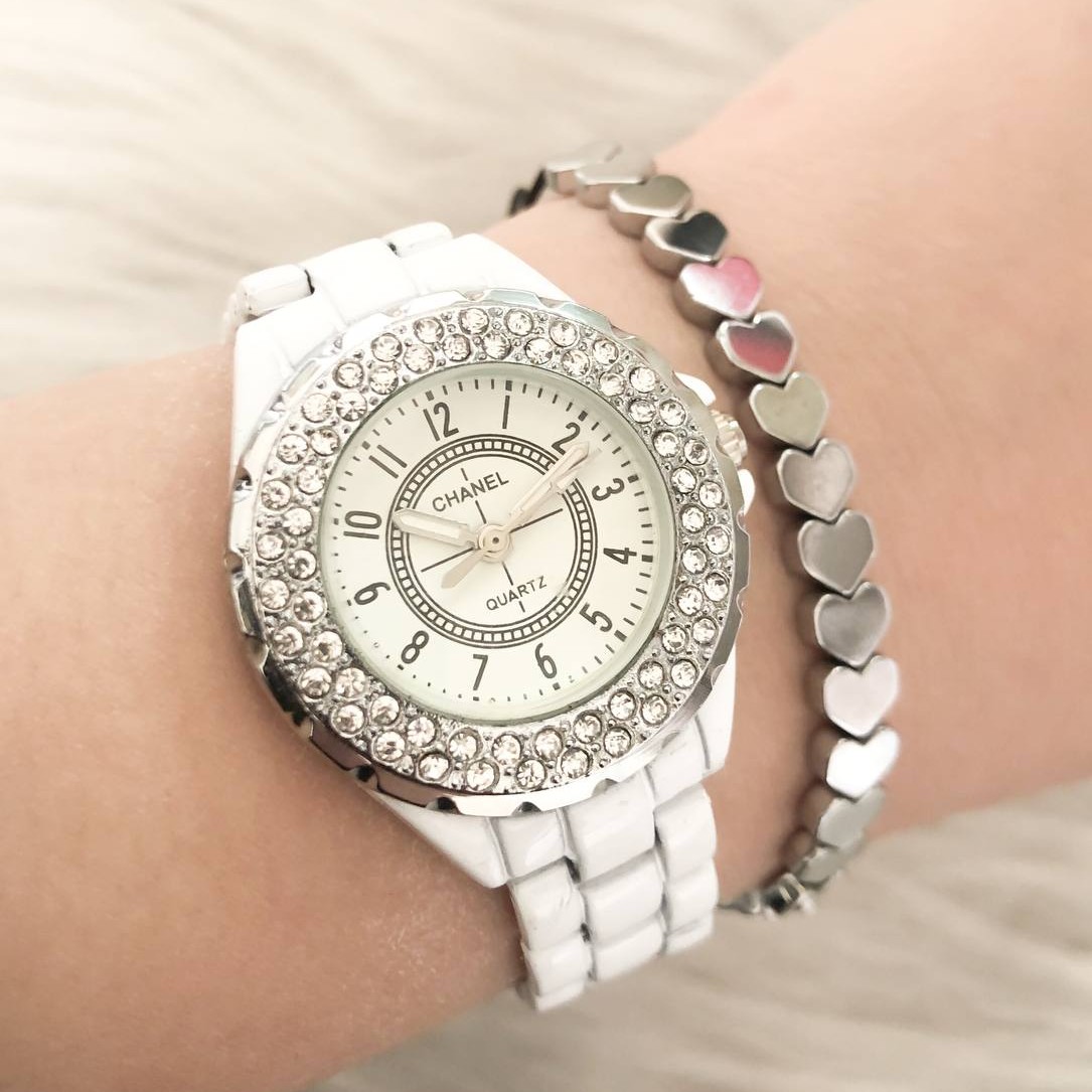 ساعت مچی  زنانه و دخترانه چنل  نگین دار  طرح سرامیکی سفید همراه با دستبند حدید قلبی لاکچری و جدید زیبا 