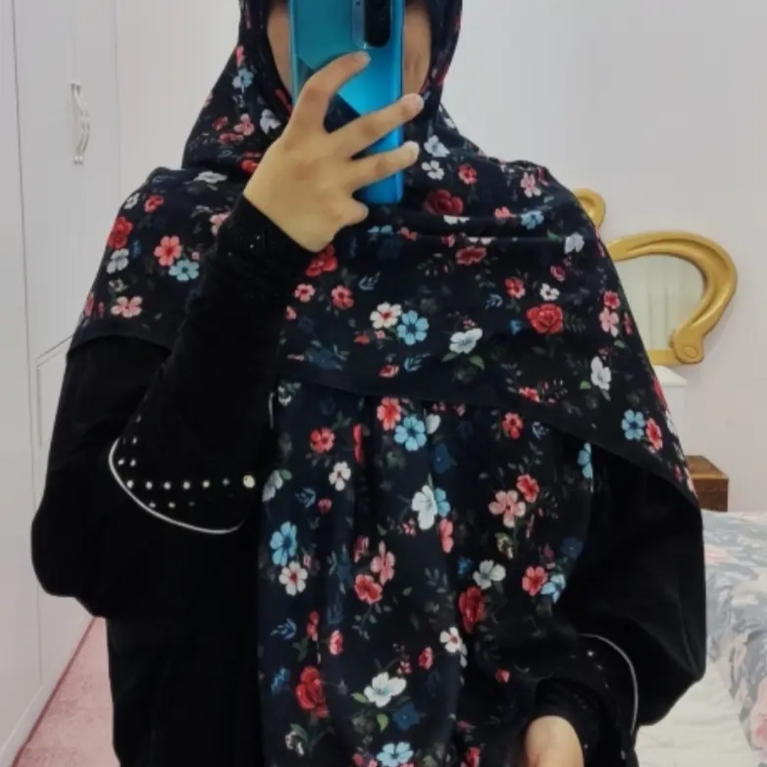 روسری نخی اسپان درجه 1 قواره 140
طرح چاپی زمینه گلدار
سبک خنک و لطیف، شیک و مجلسی