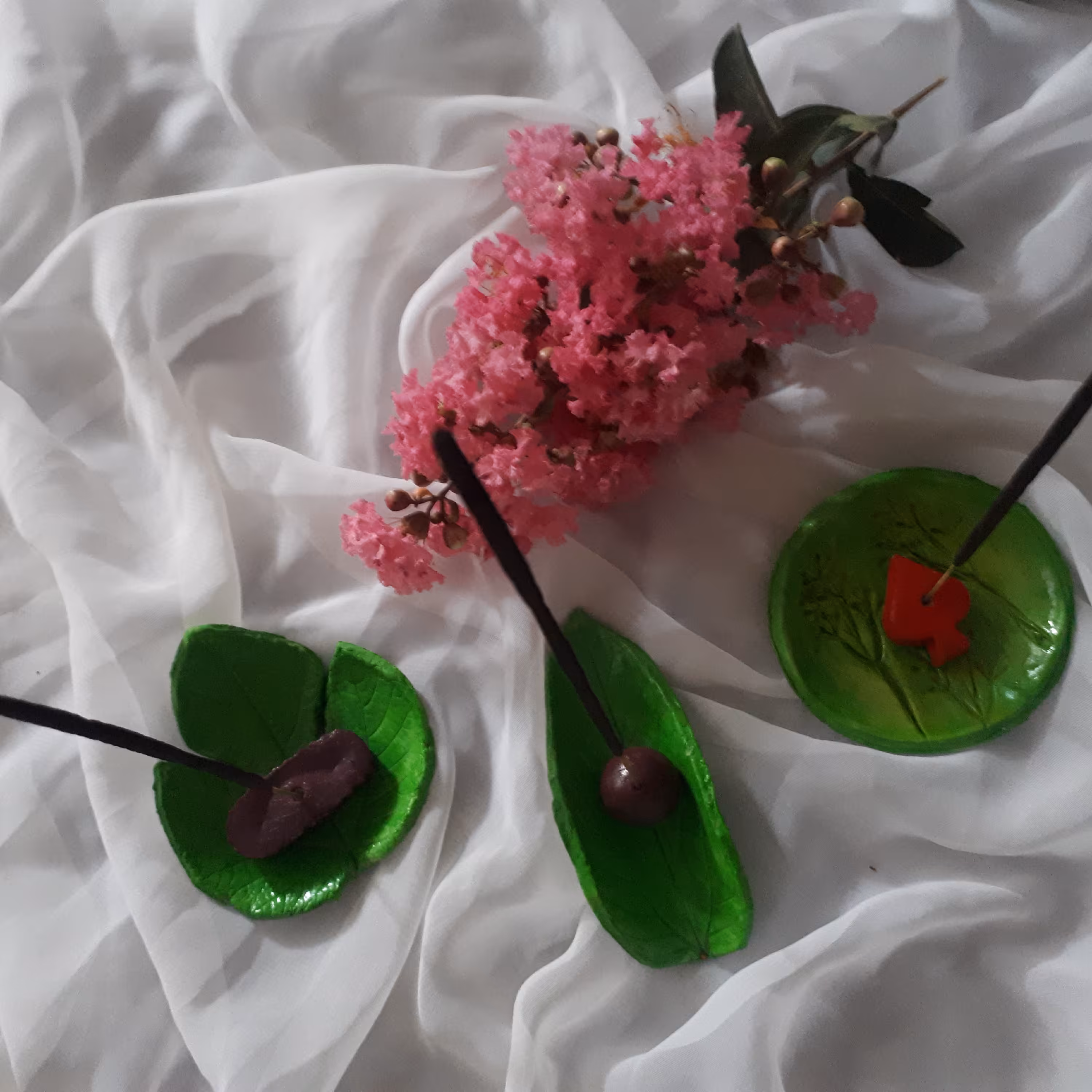 عود سوز های طرح برگ و سبز خوش رنگ و خمیری دست ساز  کاملا سبک فیکس شده و قابل شستشو