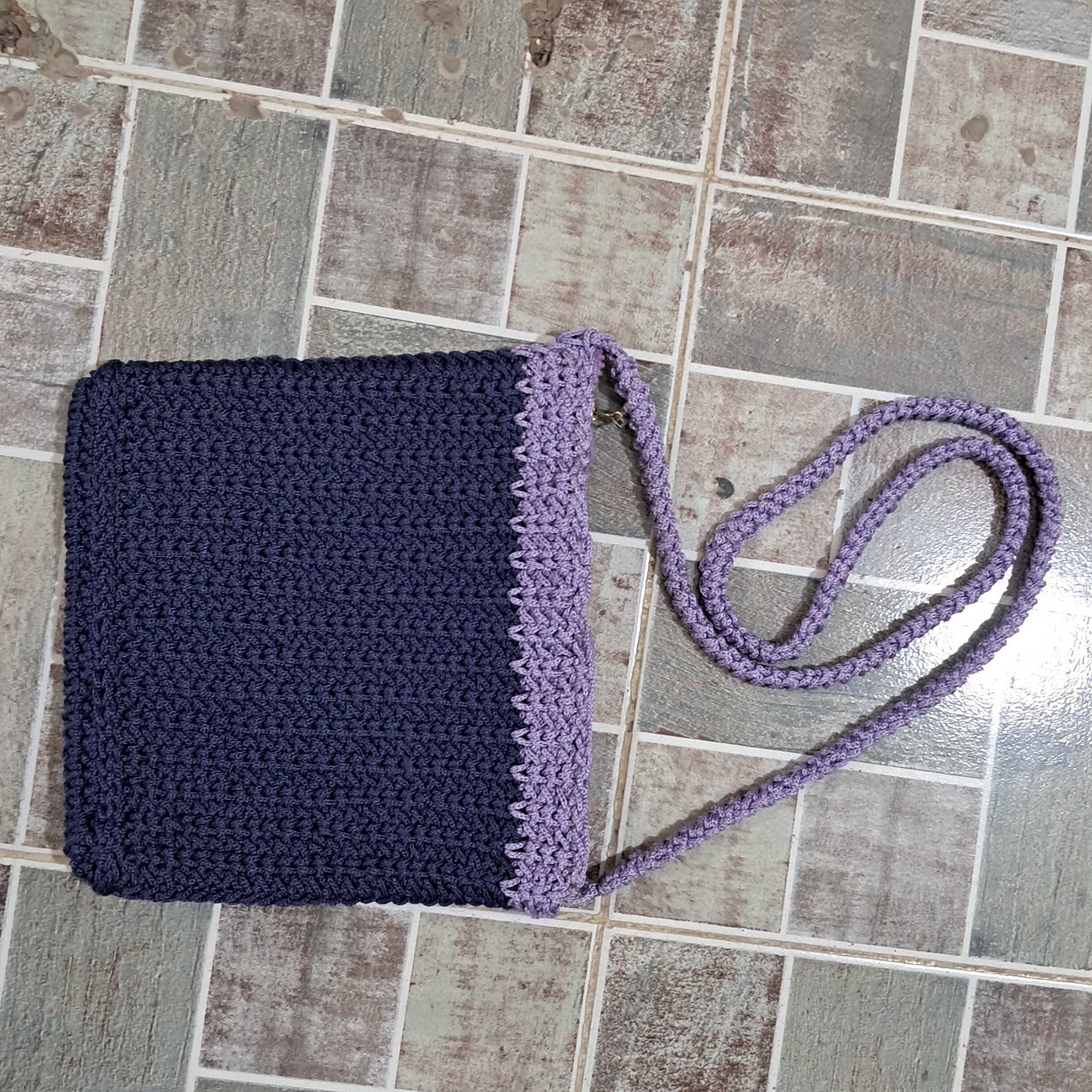 کیف دوشی زنانه مکرومه ابعاد 22 در 23 و ارتفاع بند کیف حدود 55 رنگ سرمه ای و یاسی هستش 