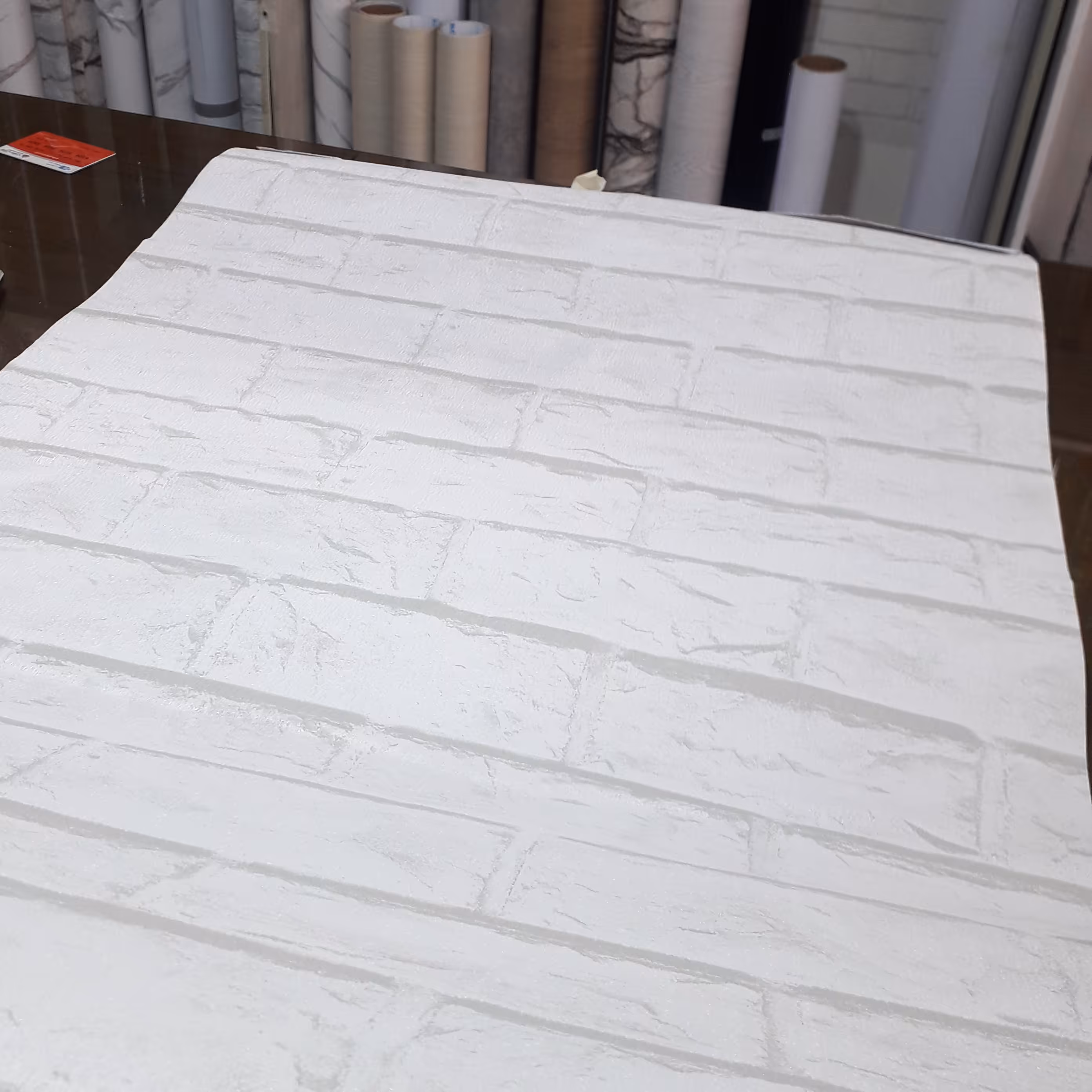 دیوار پوش برچسب استیکر   طرح  آجر سفید  پفکی برجسته بین کابینت دیوار  آشپزخانه 