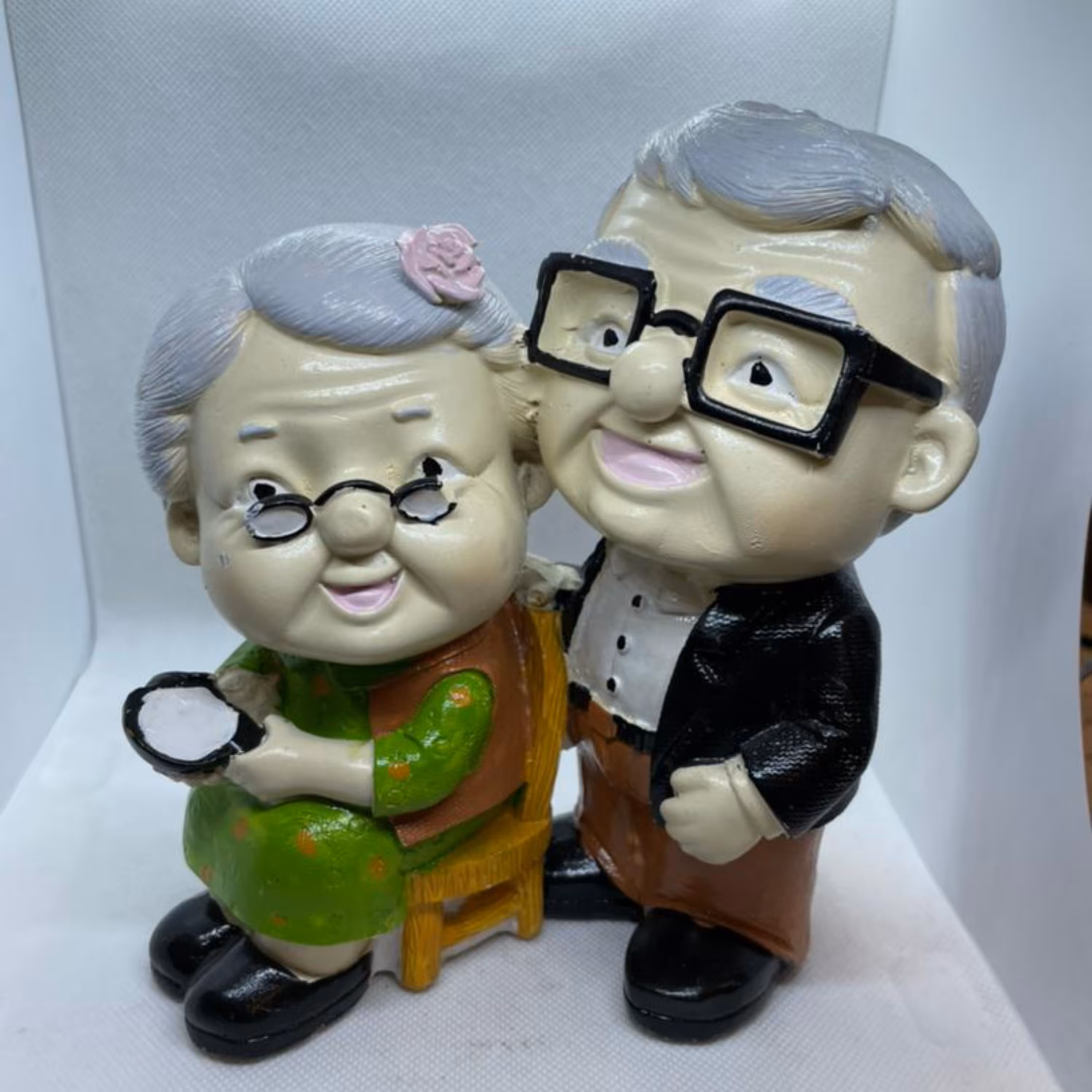 مجسمه طرح پیرمرد و پیرزن نشسته