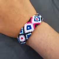 دستبند دوستی بافتنی طرح لوزی تم آبی و بنفش