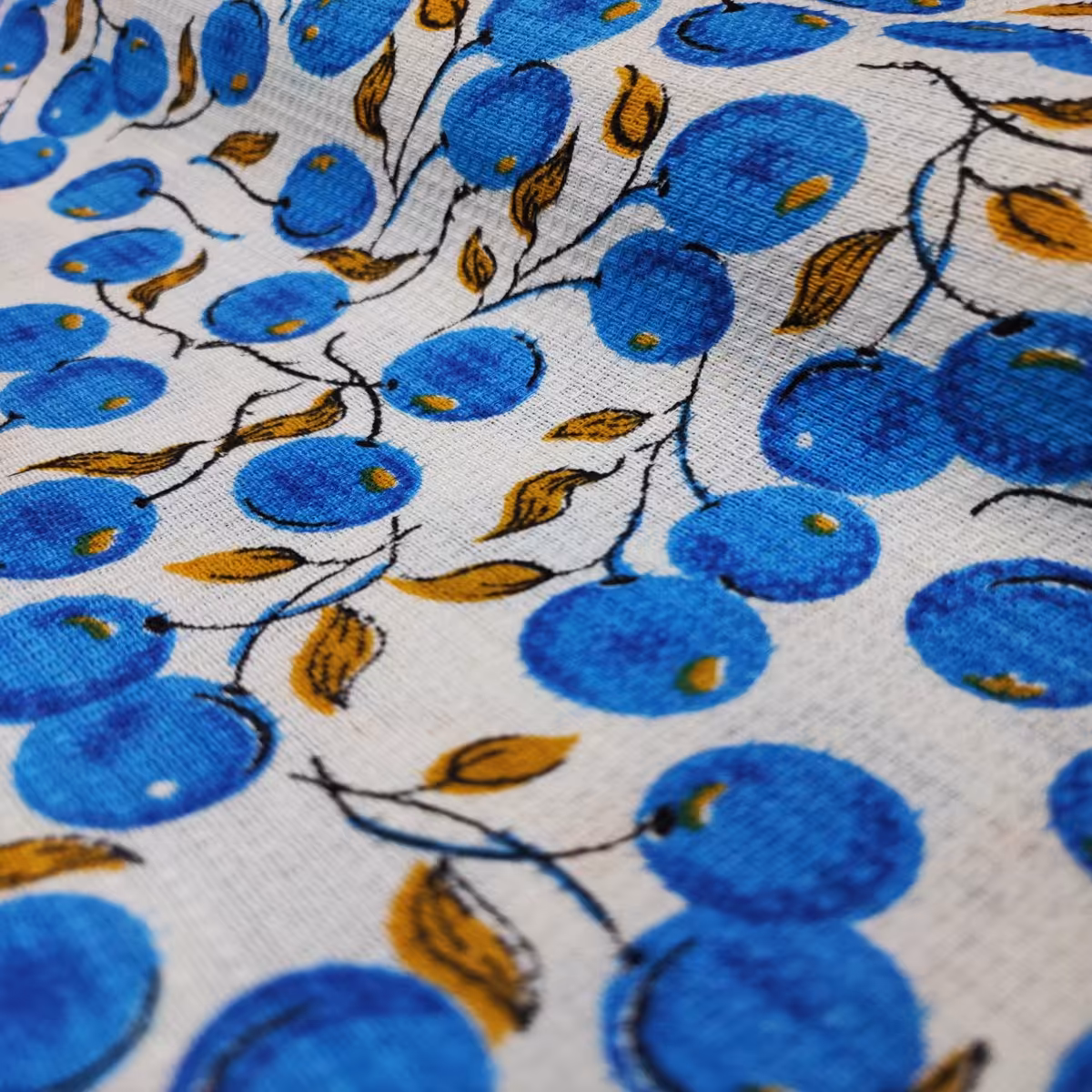 پارچه آشپزخانه دستمالی پلی پنبه طرح بلوبری عرض 1.5