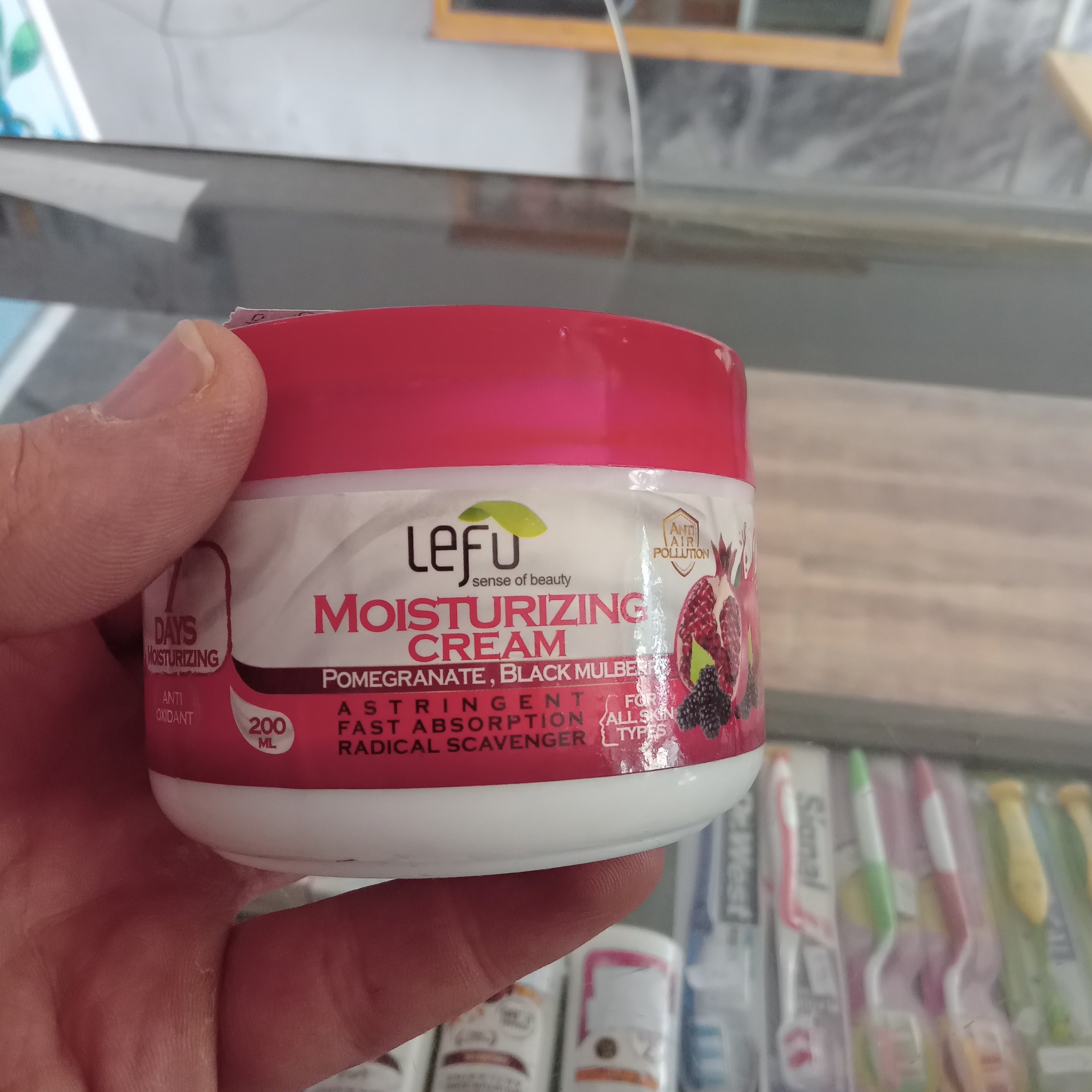 کرم مرطوب کننده حاوی عصاره انار و شاهتوت مغذی مرطوب کننده و لیفت کننده لفو