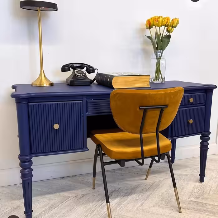 میز تحریر کلاسیک با طرح خاص و رنگ خاص