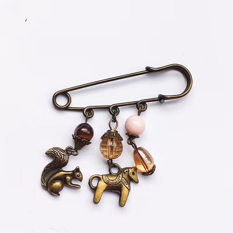 سنجاق سینه اسب نجیب ساخته شده از آویز اسب و سنجاب برنز و سنگ های طبیعی و اصل 