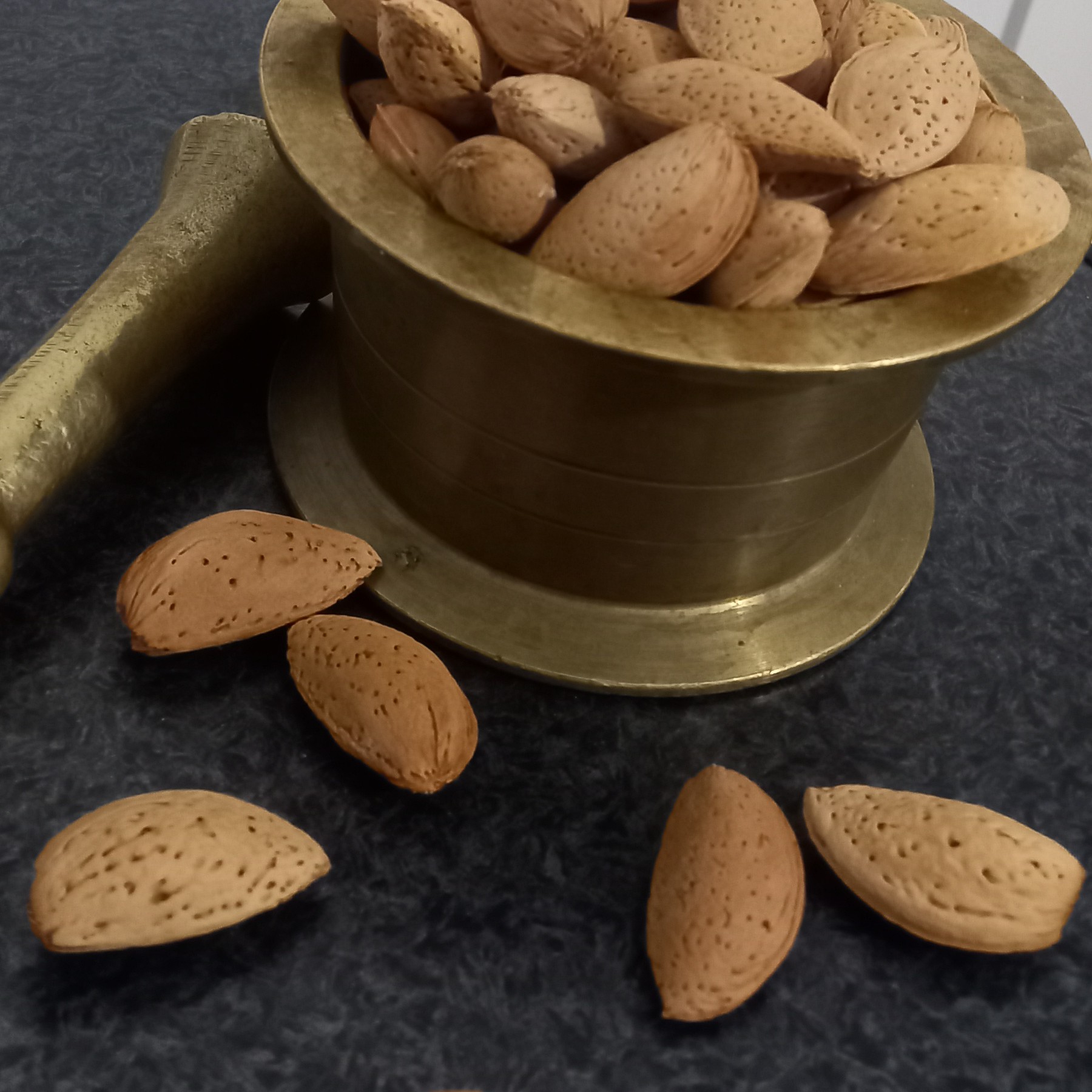 بادام سنگی( 2000گرمی )بسیار درشت و اقتصادی