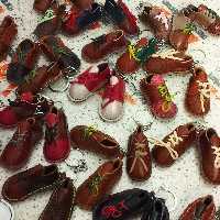 اکسسوری چرم جاسوییچی کفش مینیاتوری رنگ بندی متنوع دست دوز (دو عدد)