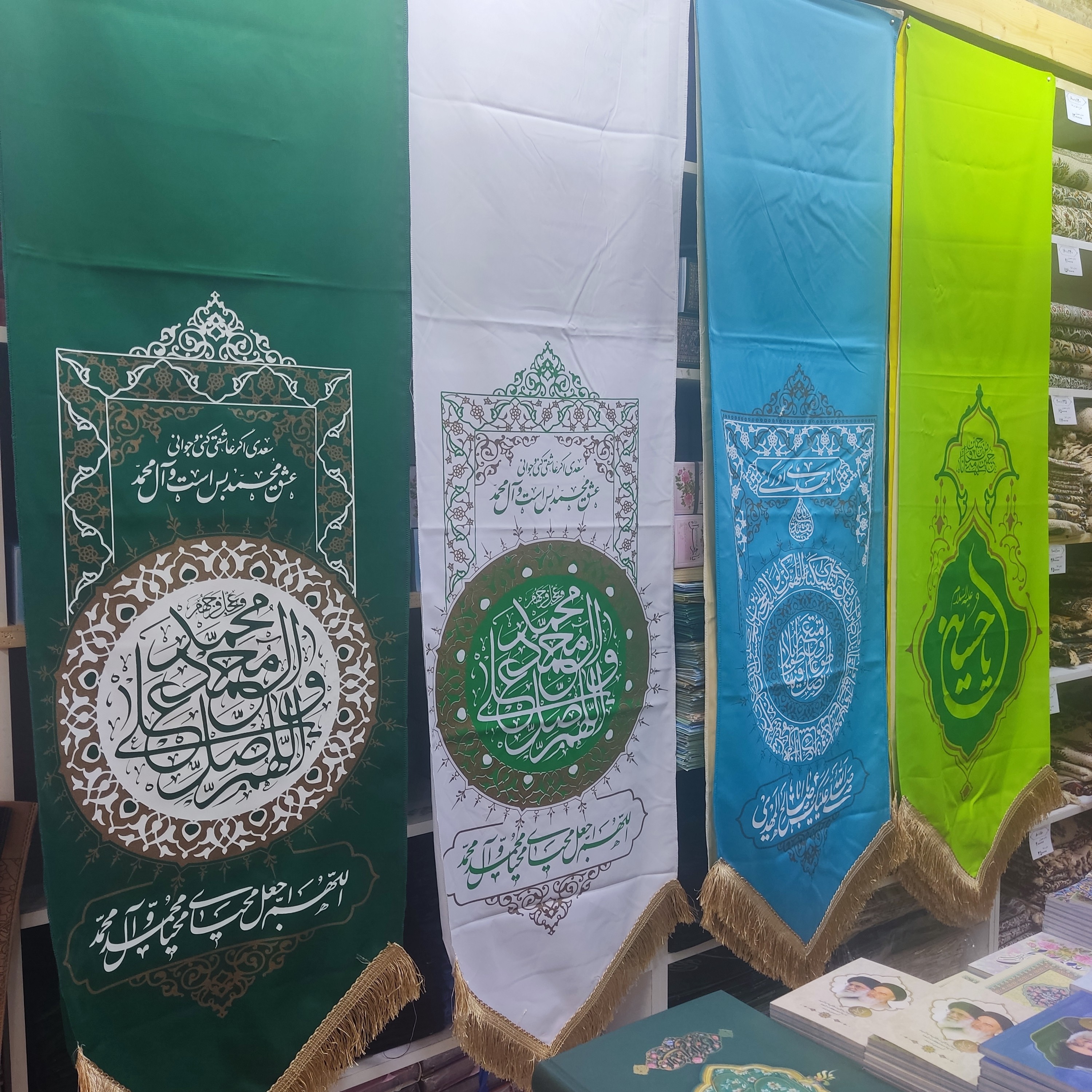 کتیبه عمودی ویژه اعیاد شعبانیه مرکز فرهنگی گل نرگس 