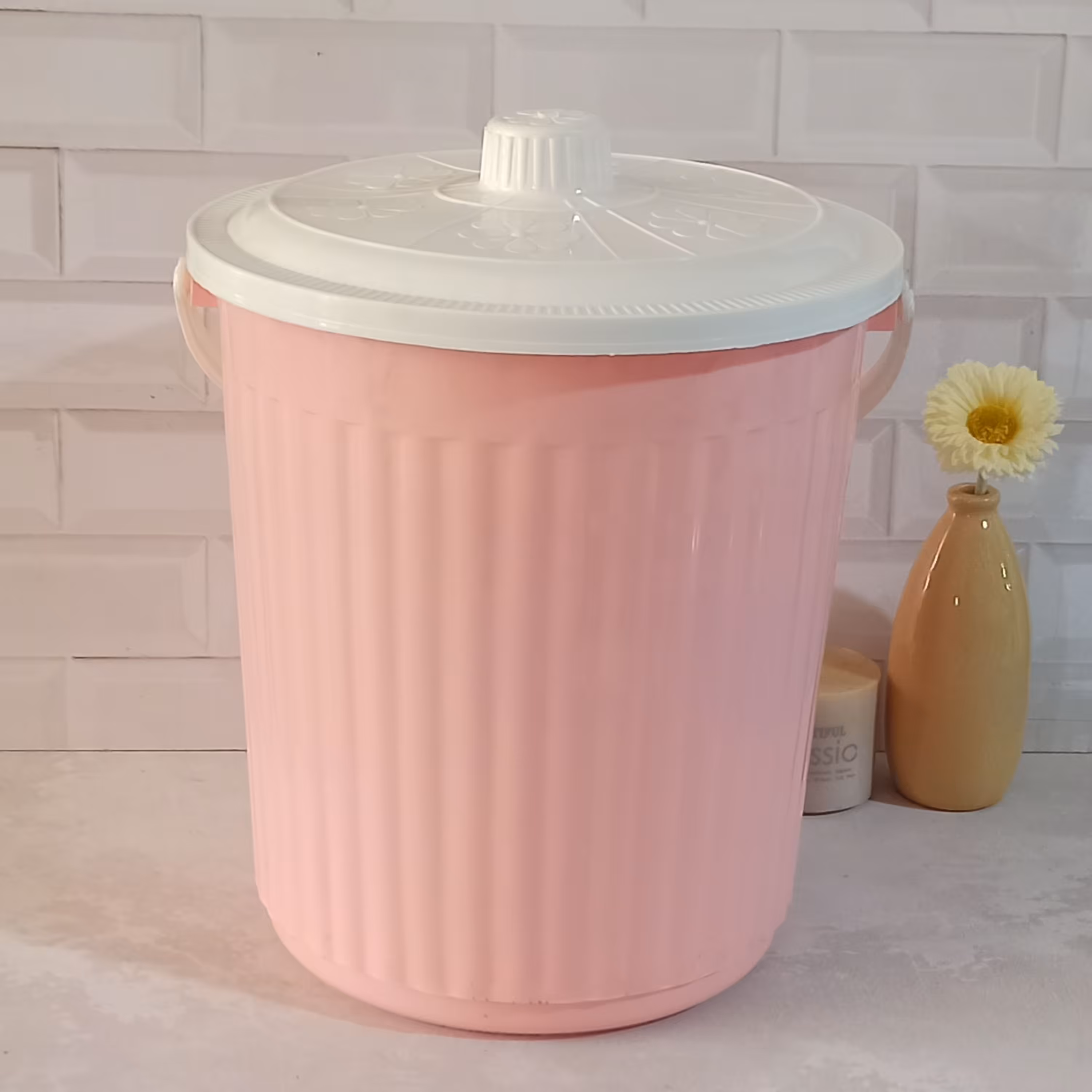 سطل ماست و شیر درب دار شماره 18 تهیه شده از مواد نو با کیفیت و مقاوم با رنگبندی 