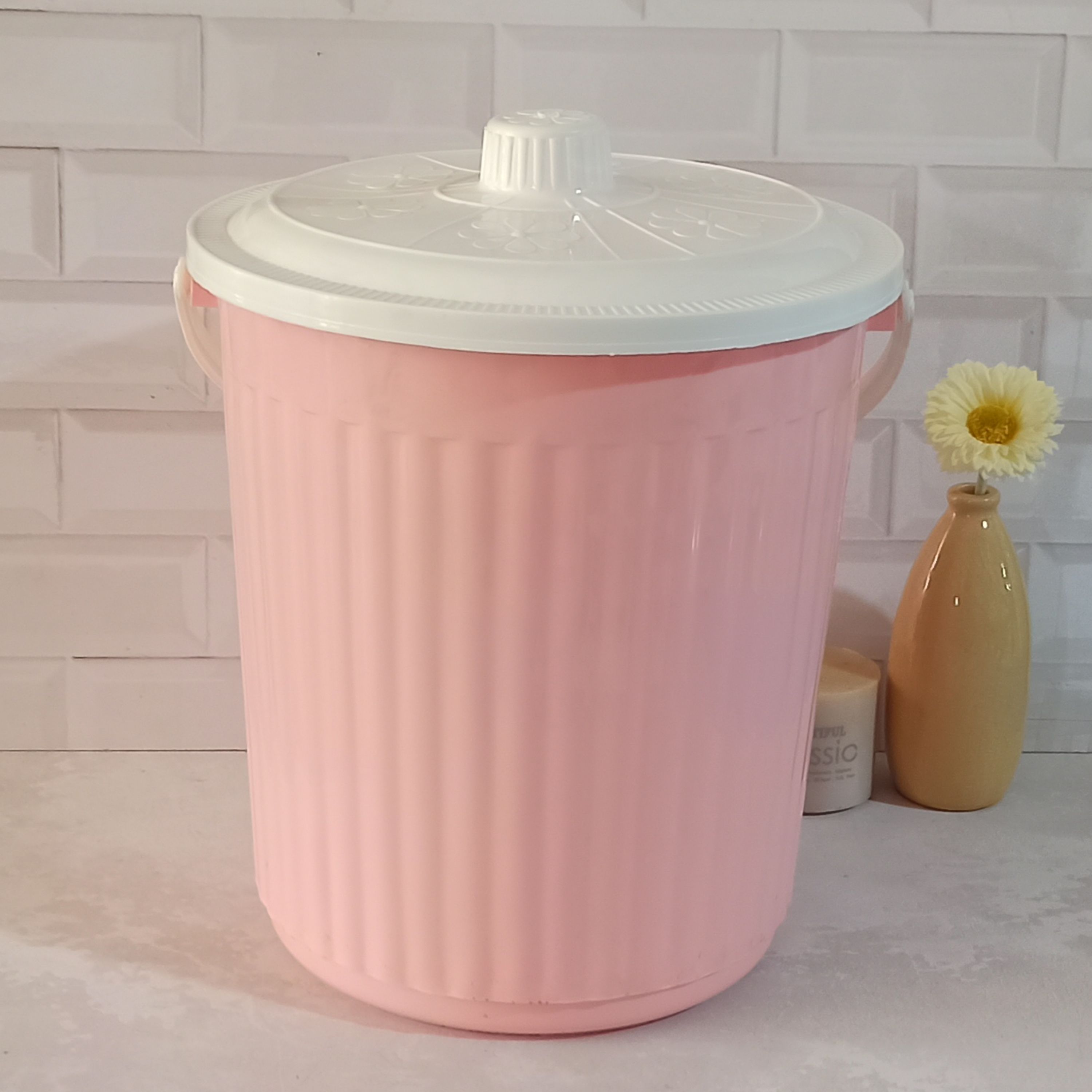 سطل ماست و شیر درب دار شماره 18 تهیه شده از مواد نو با کیفیت و مقاوم با رنگبندی