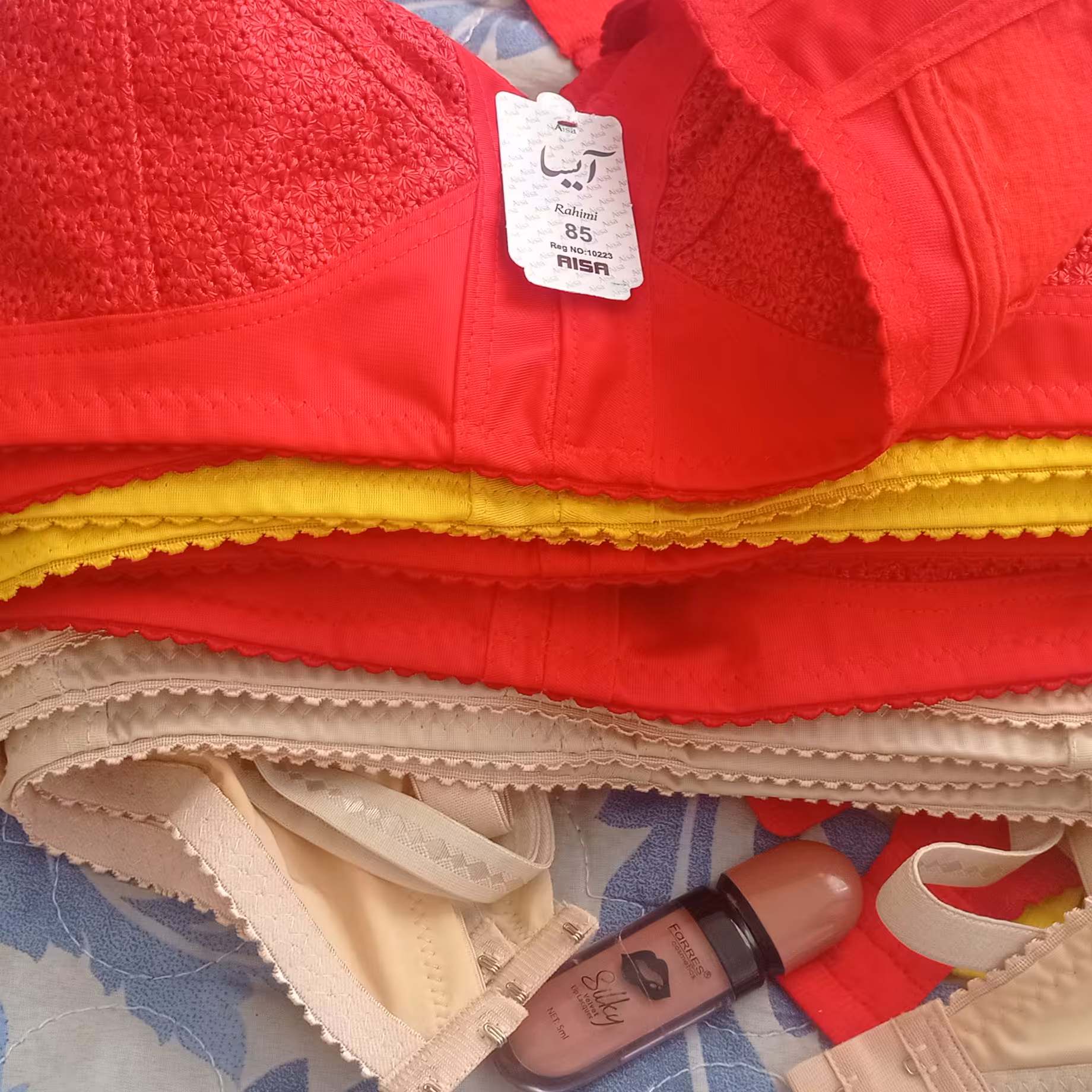 سوتین کش باریک بسیارسبک وراحت قیمت مناسب زیر نخی رنگ کرم وسرمه ای وقرمز موجود است