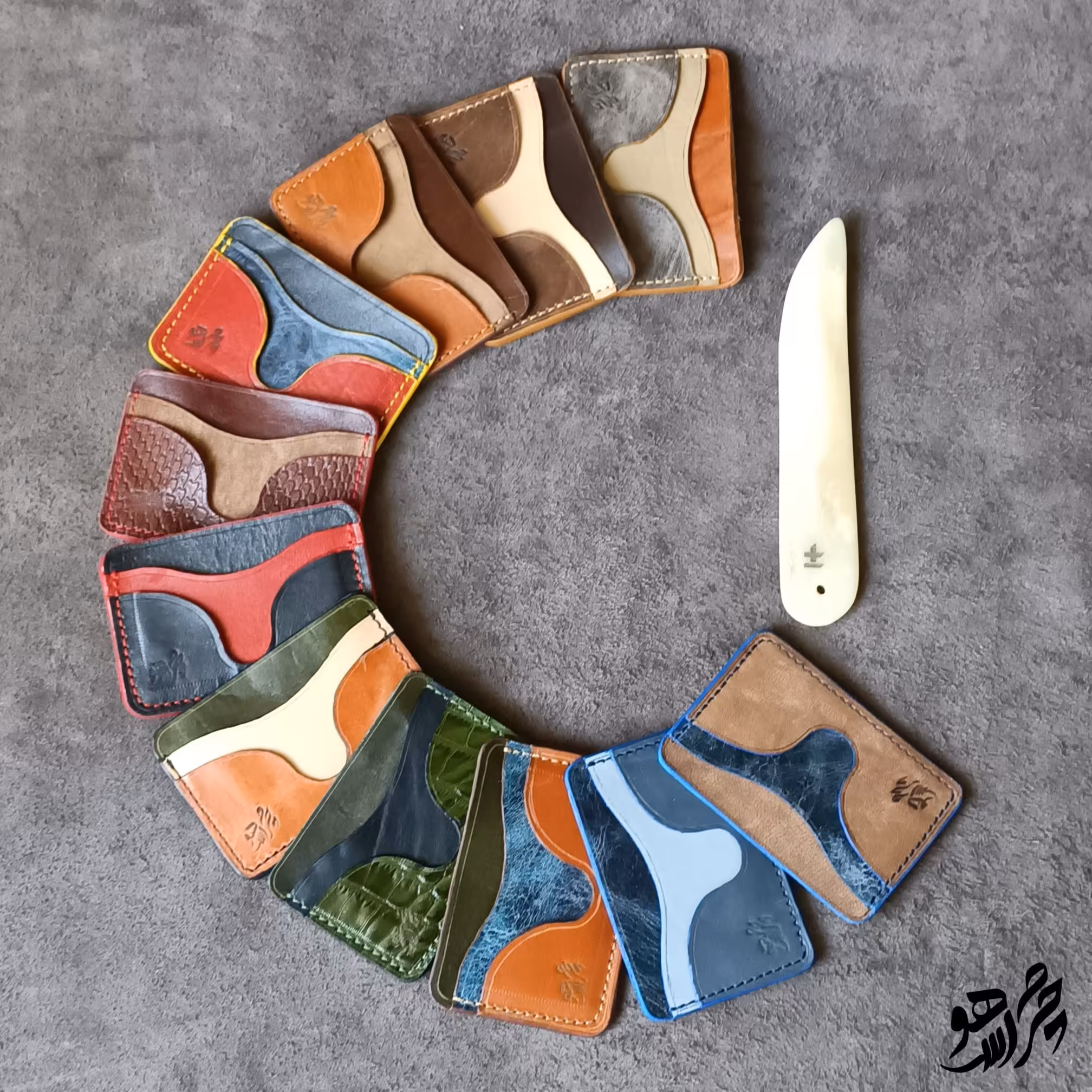 جاکارتی کوچک چرم طبیعی با رنگ بندی متنوع 
