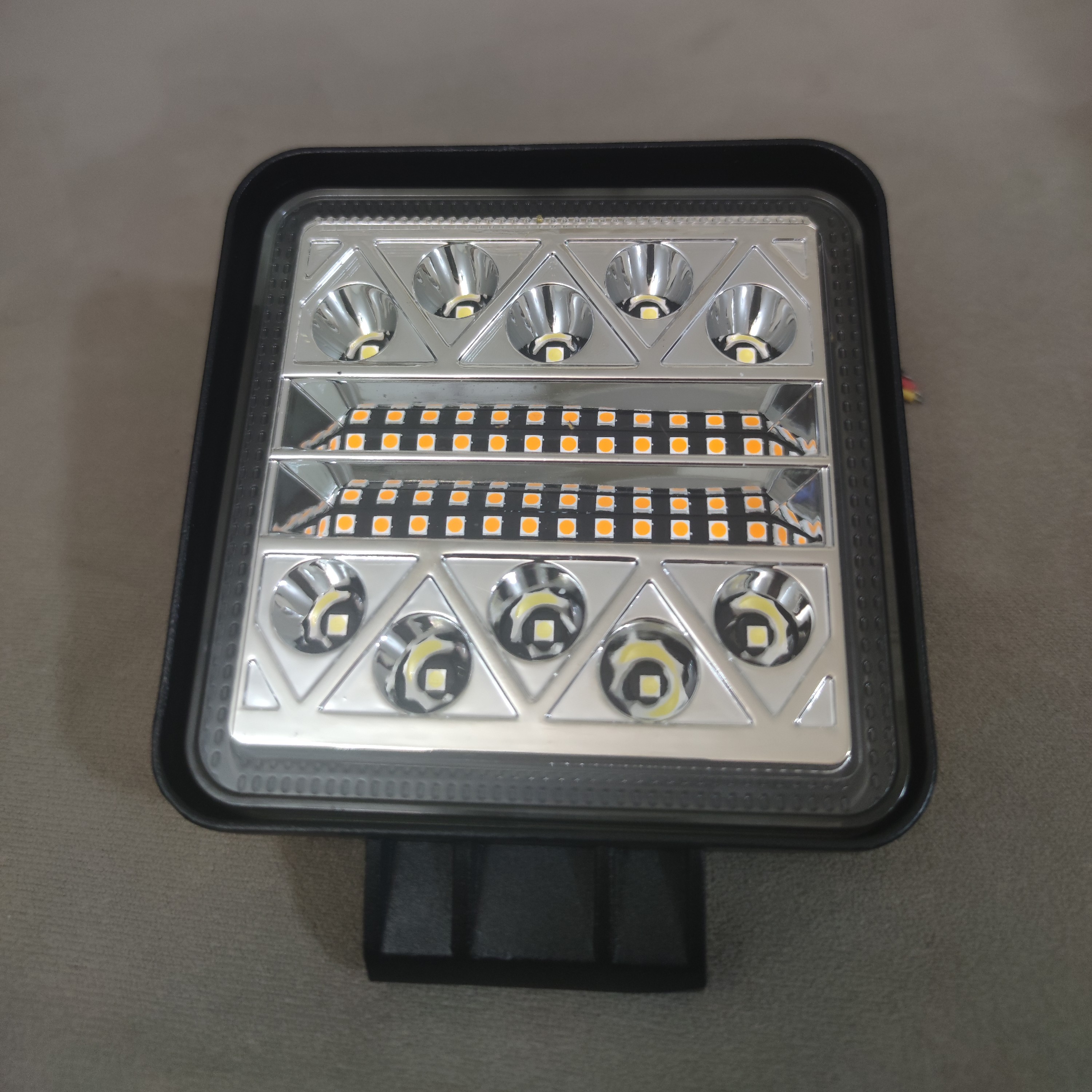 پرژکتور چندکاره سفید ثابت و فلش زن چند حالته زرد ساخت تورکیه باکیفیت و خوش ساخت پایه دار 12 الی 24 ولت بسته 1 عددی