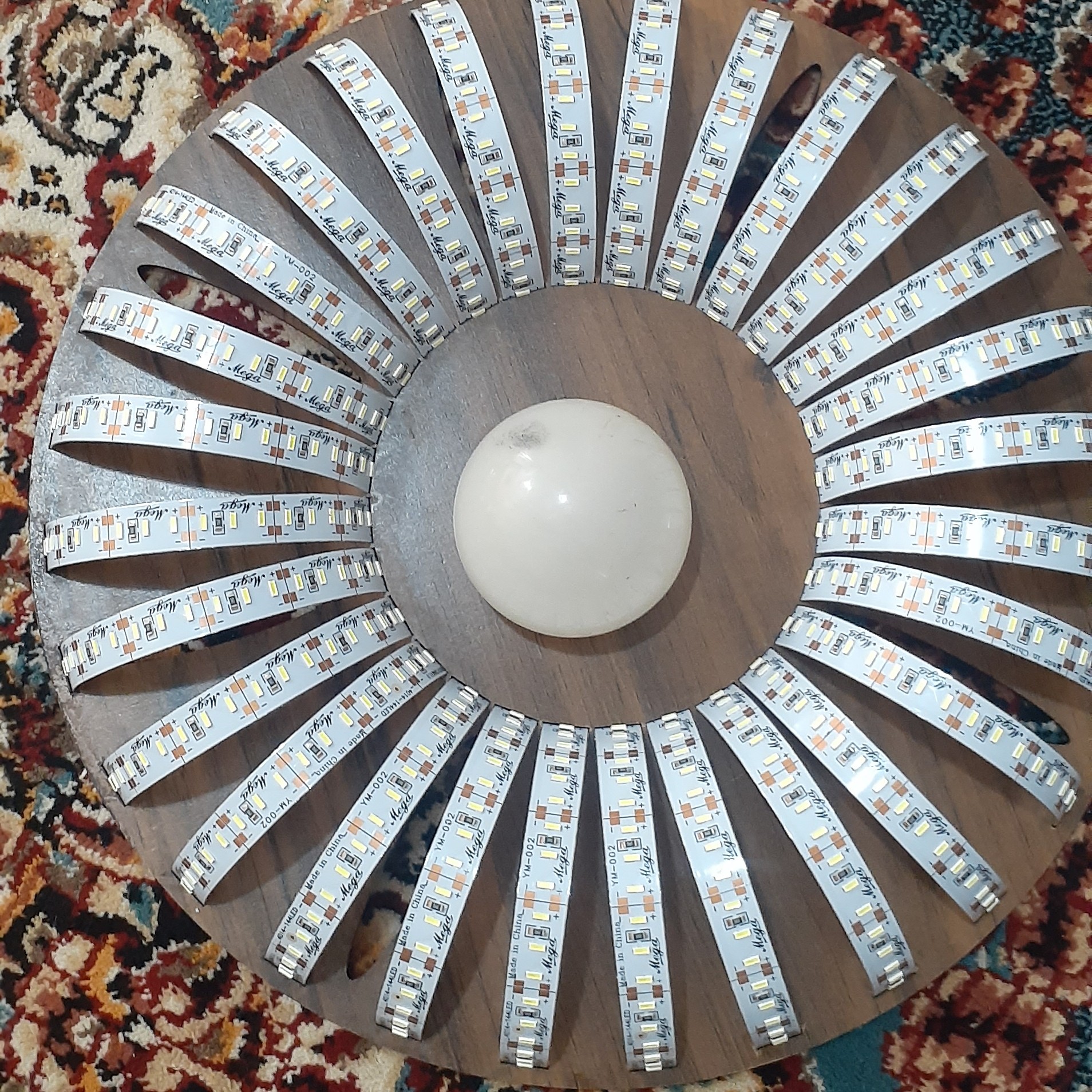 لامپ طرح گرد فوق کم مصرف با بدنه چوبی و رنگ آفتابی و مهتابی و ضمانت یکساله 
