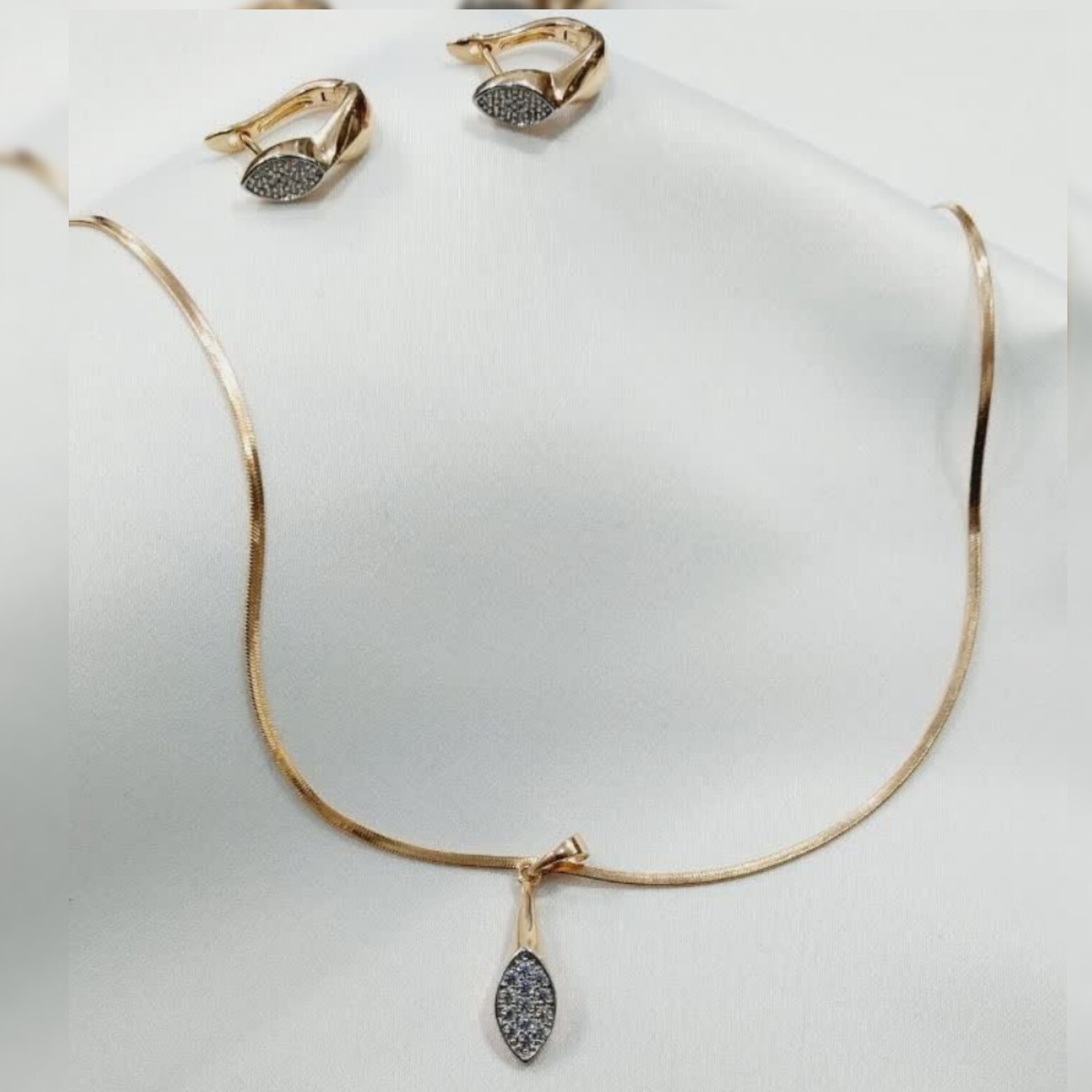 نیم ست ژوپینگ پرنگین
با آبکاری طلا
گردنبند و گوشواره
