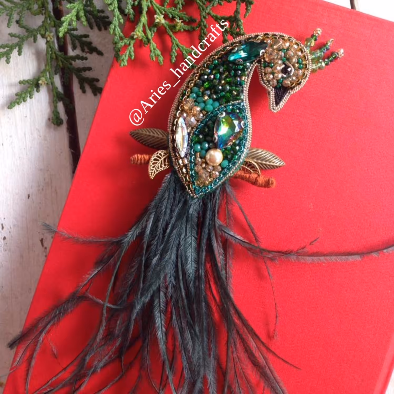 سنجاقسینه طاووس جواهردوزی 