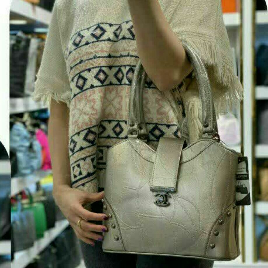 کیف زنانه سایز بزرگ سه زیپ جلو سگگ دار دکمه ای جنس عالی