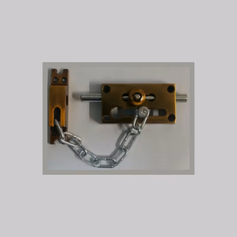 پشت دری وقفل درب آپارتمان