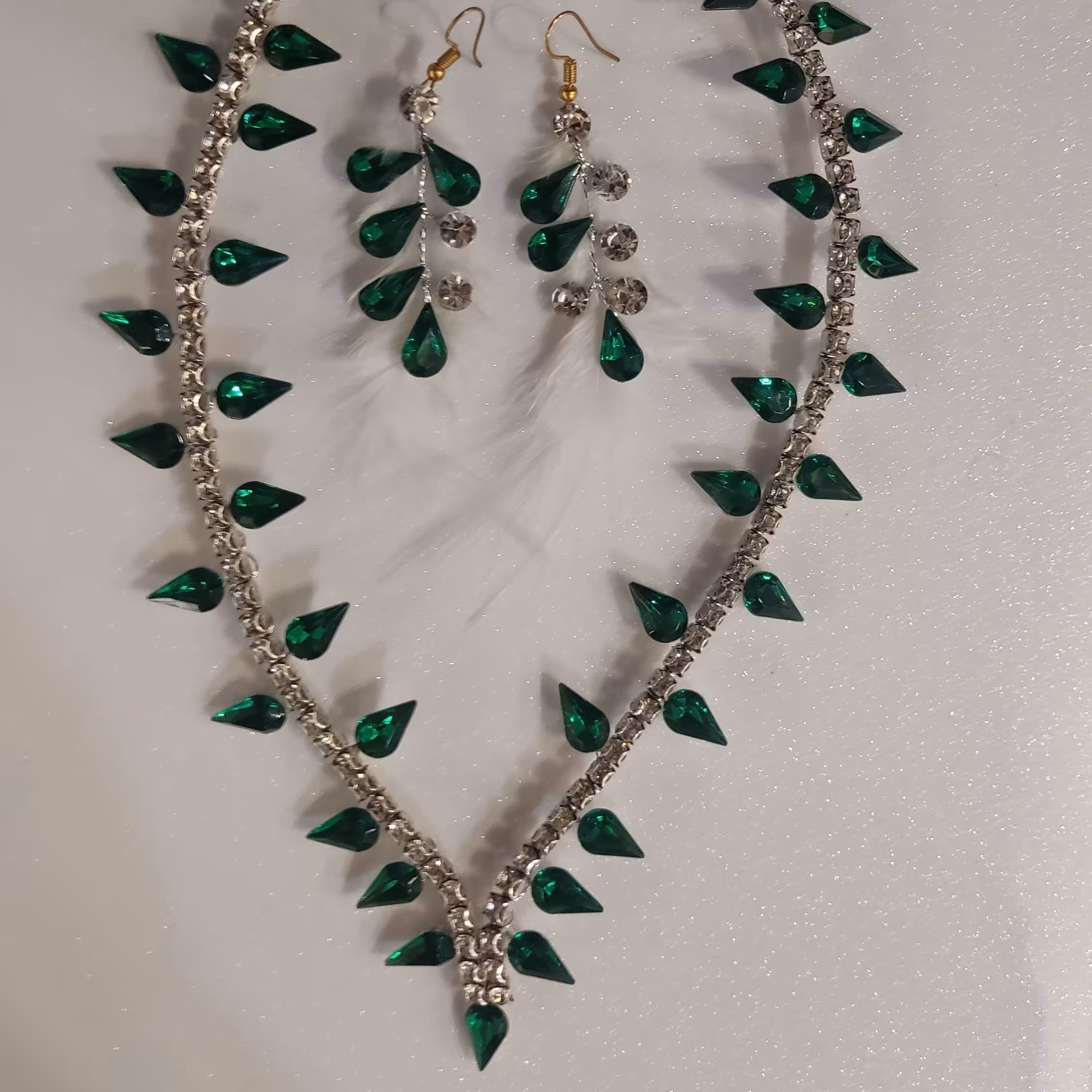 پیشانی بند سبز زمردی و نگین متری بسیار براق و قابل سفارش با گوشواره 