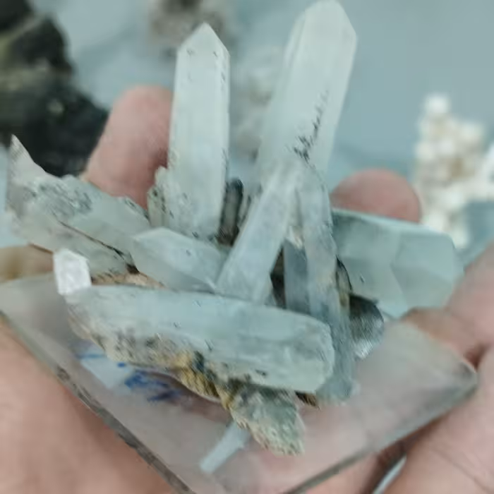 گوهر سنگ کلکسیونی کلاستر کوارتز تجمعی قد 5سانتیمتر پهنا 7سانتیمتر  پایه دار 