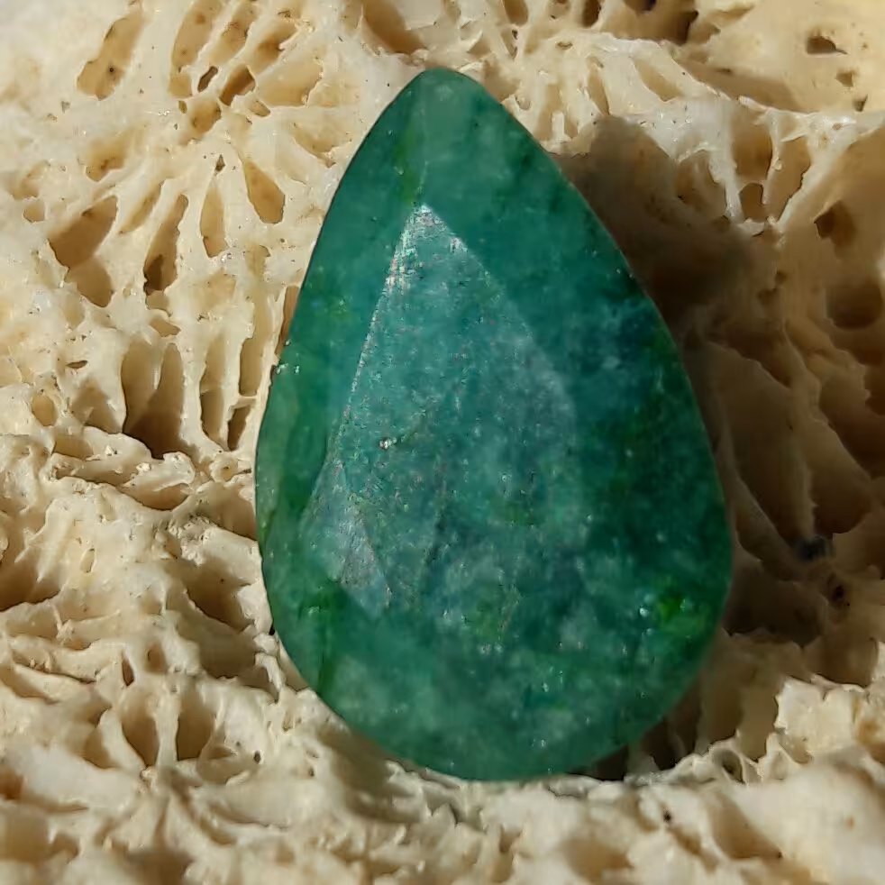 نگین زمرد جواهری اشک تراش ناب و زیبا بسیارخوشرنگ