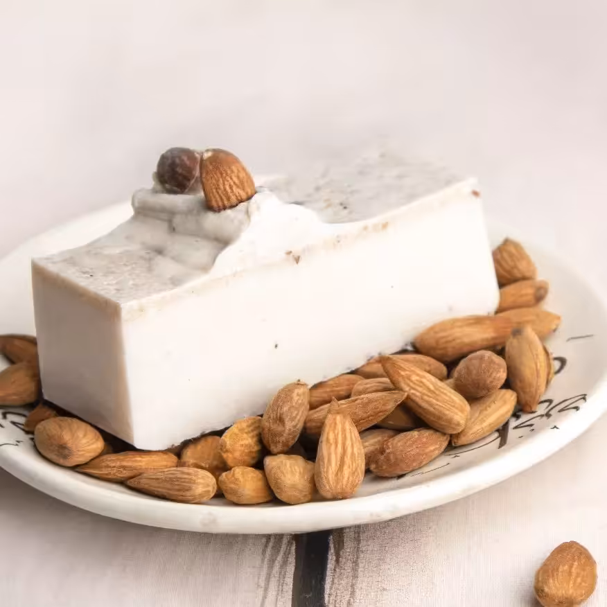 صابون بادام مخصوص صورت حاوی شیر بادام و دانه‌های بادام