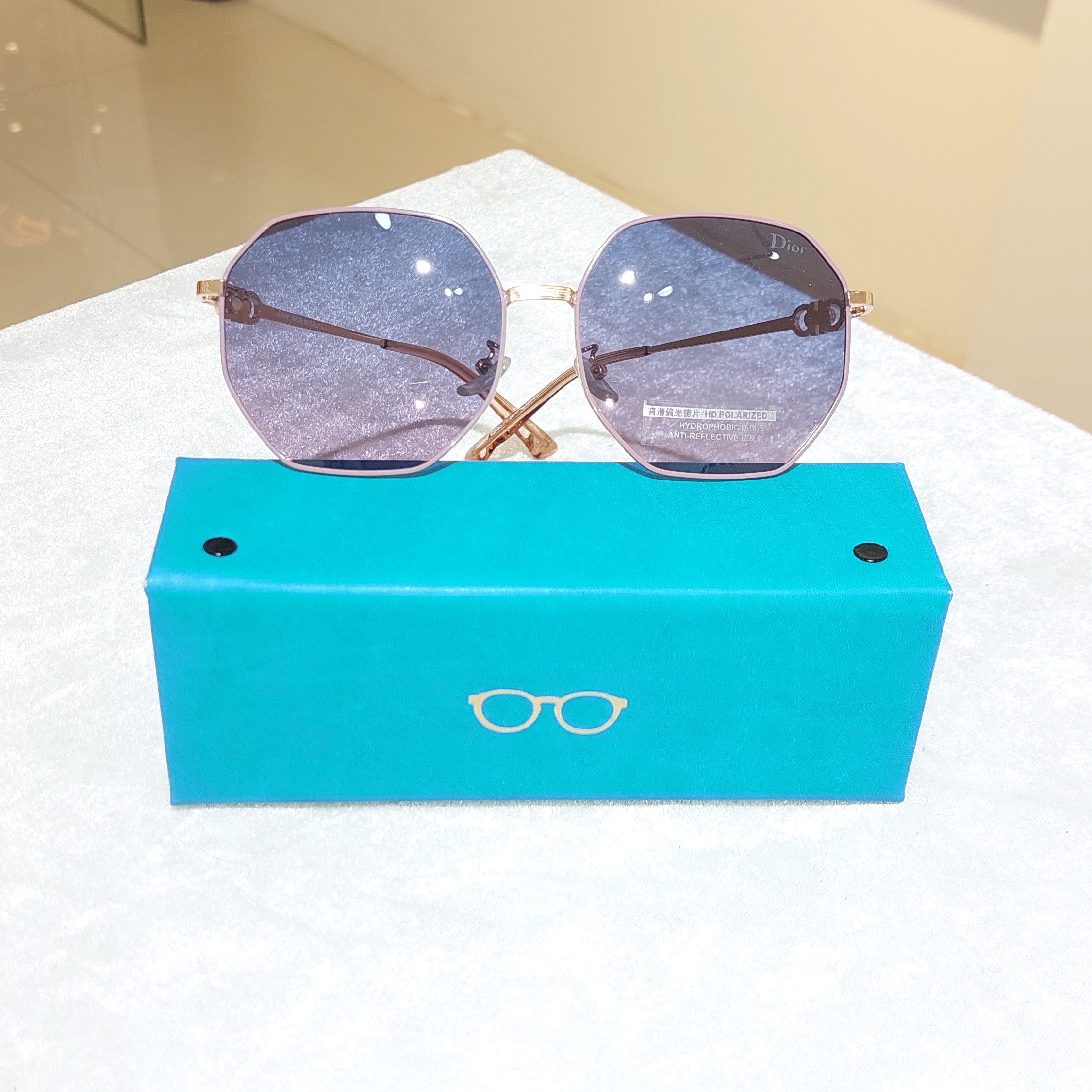 عینک افتابی Dior چند ضلعی سایز  متوسط رو به بزرگ رنگ صورتی و رزگلد جنس فریم فلزی uv400 پلاریزه HD  اب گریز 
