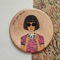 بشقاب سفالی دیوارکوب دخترا عکاس قطر بیست سانت 