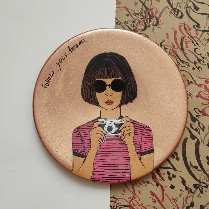 بشقاب سفالی دیوارکوب دخترا عکاس قطر بیست سانت 