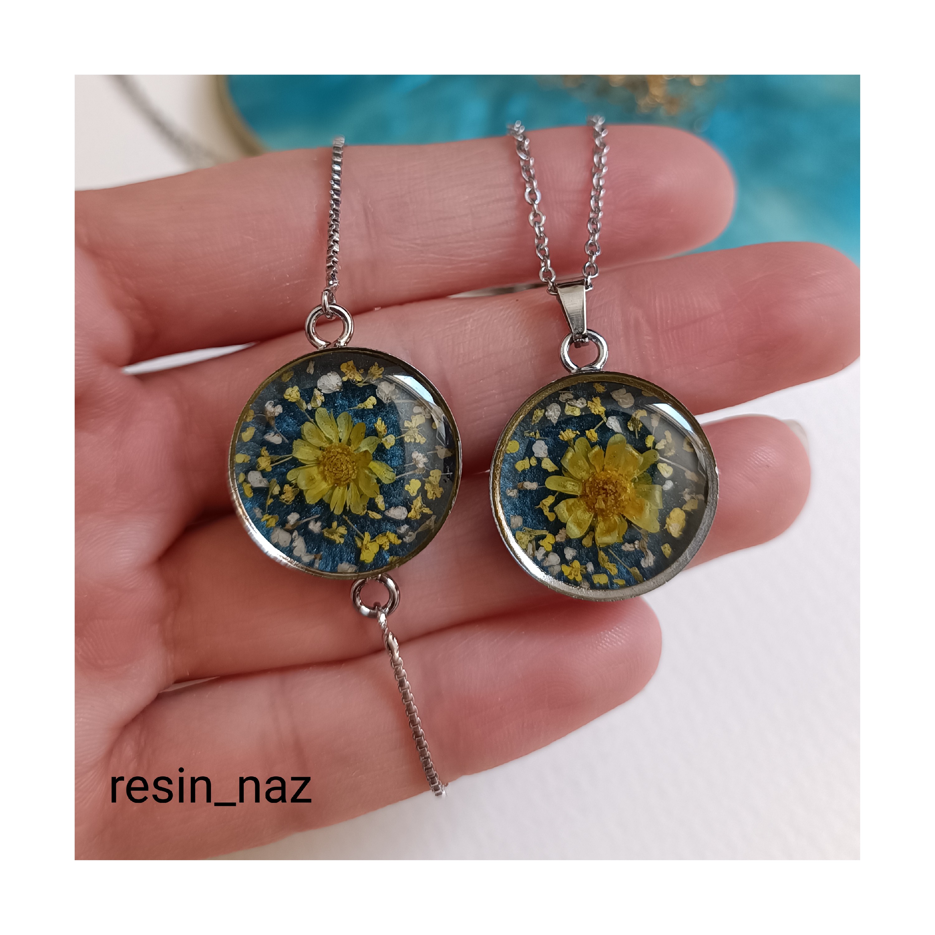 گردنبند دستبند رنگ ثابت رزینی بدون حساسیت استیل نقره ای رنگ با گل طبیعی شوکران زرد و بابونه مینیاتوری زرد