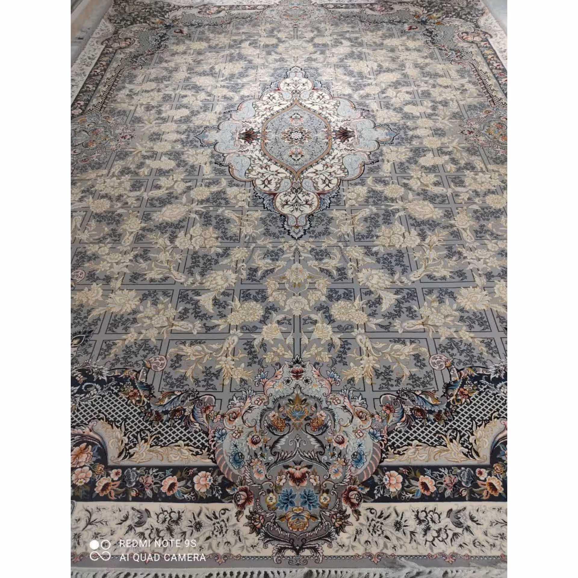 فرش ماشینی 700 شانه اصل تراکم 2550 طرح افشان زمینه نقره ای 12 متری جنس اکرولیک یا اکریلیک