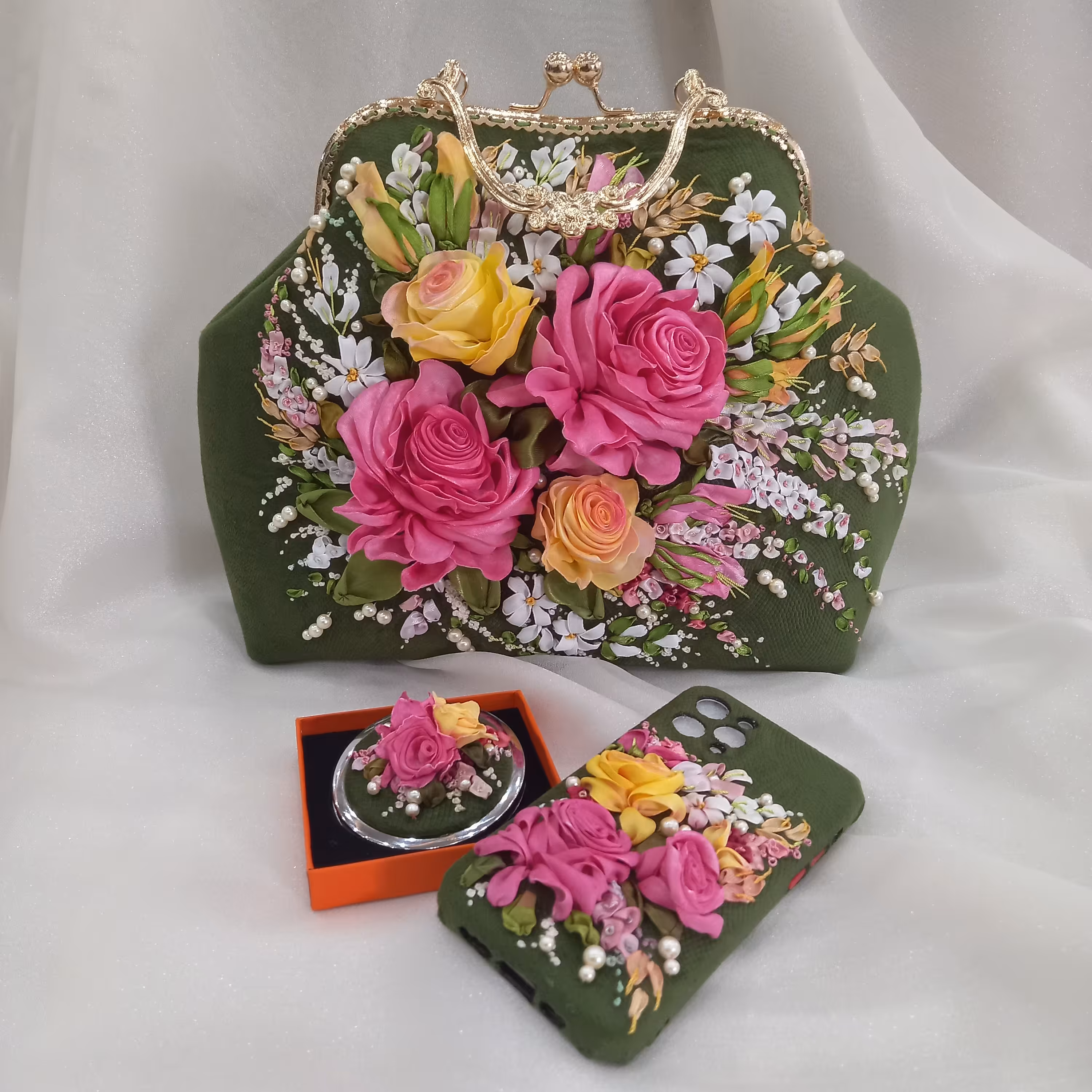 ست کیف دهانه فلزی مجلسی به همراه آینه روباندوزی شده و قاب گوشی در رنگ سبز 