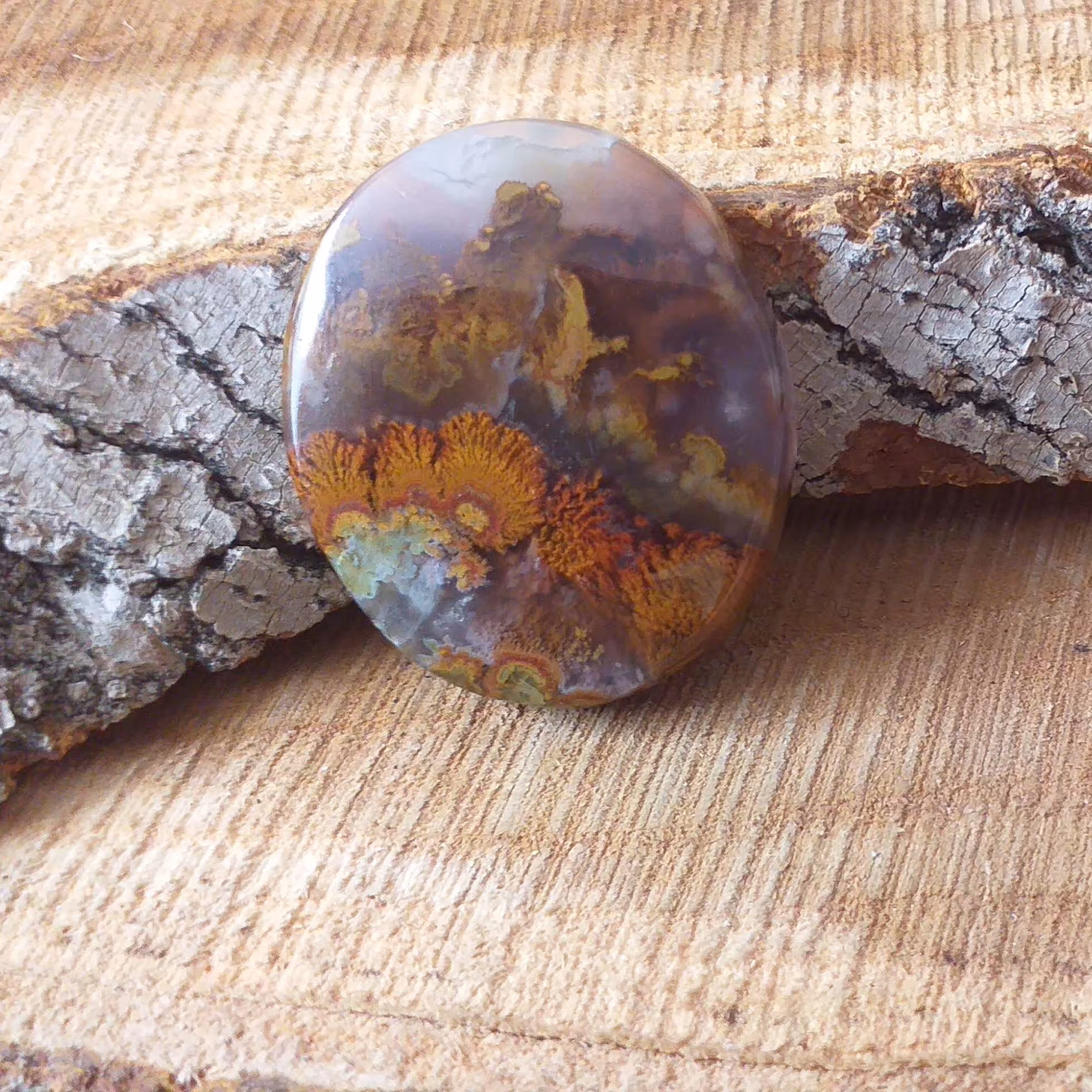 نگین عقیق منظره با اسمان ابی