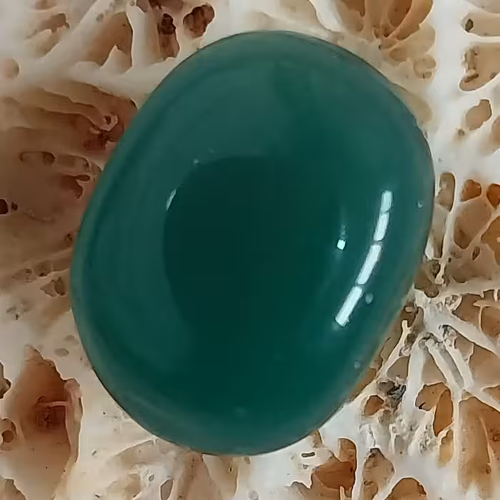 نگین عقیق سبز بسیار خوشرنگ