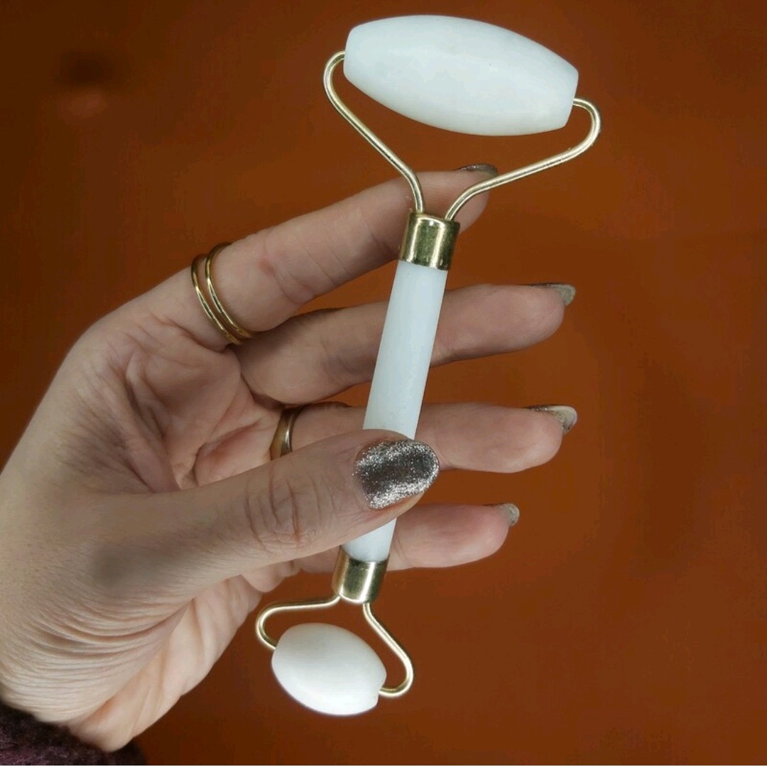 ماساژورسنگ یشم برای ماساژ صورت بامحصولات مراقبت پوستی و ماسکهای صورت 