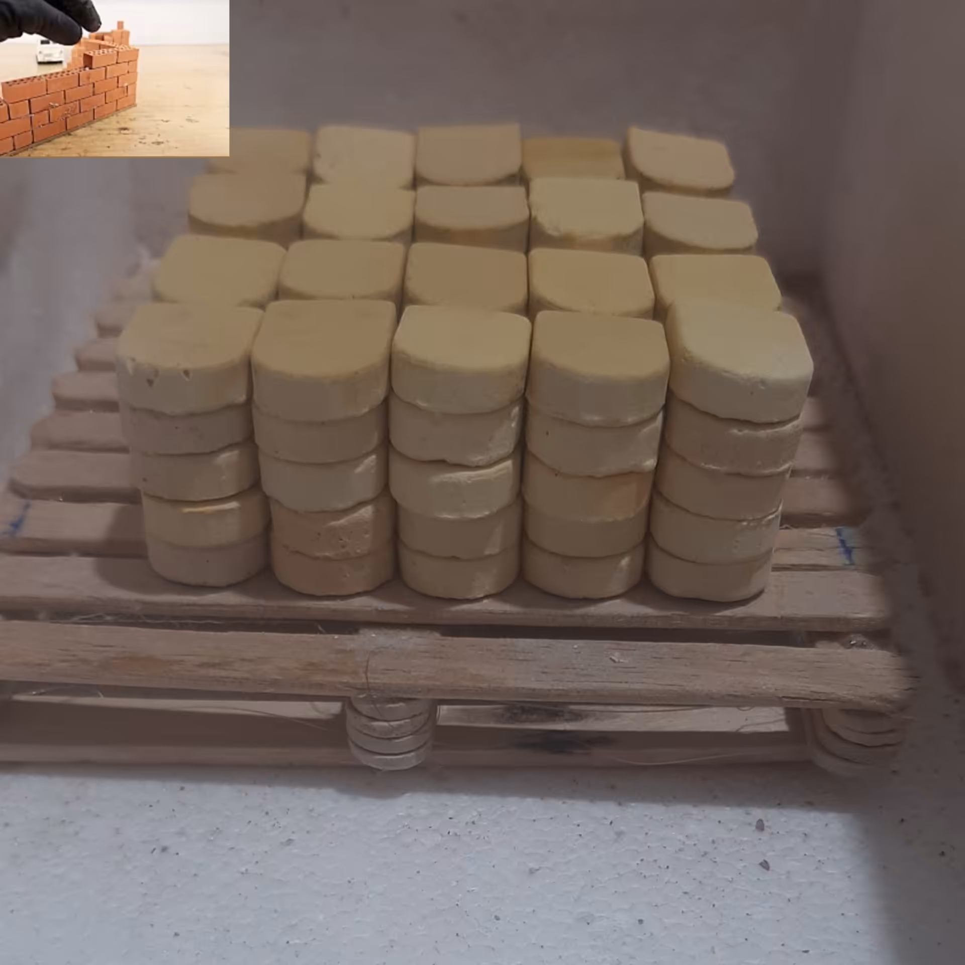 آجر سقف مینیاتوری  رنگ زرد وزن 2گرم طول 2سانت عرض 1.5 ارتفاع 5.میل