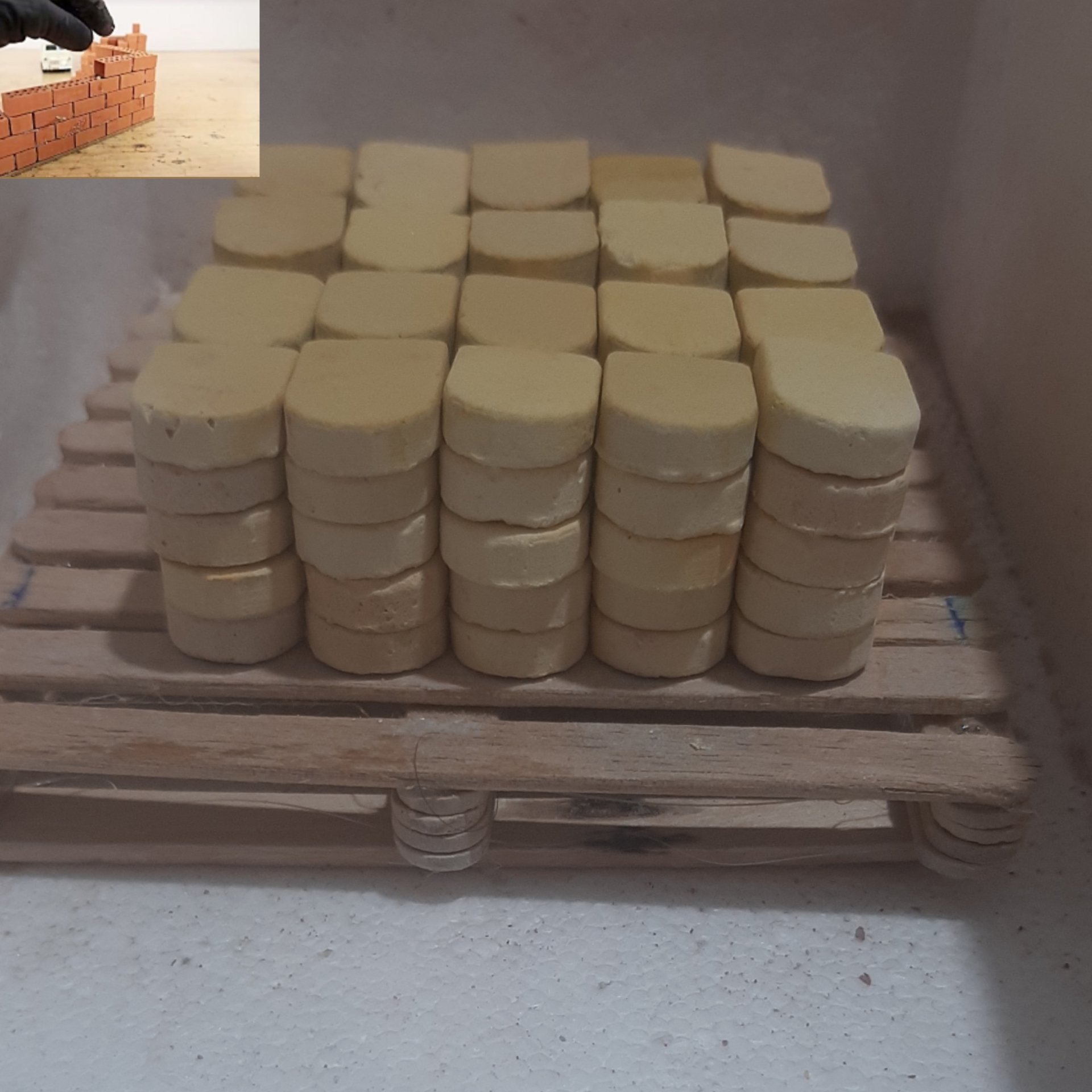 آجر سقف مینیاتوری رنگ زرد وزن 2گرم طول 2سانت عرض 15 ارتفاع 5میل