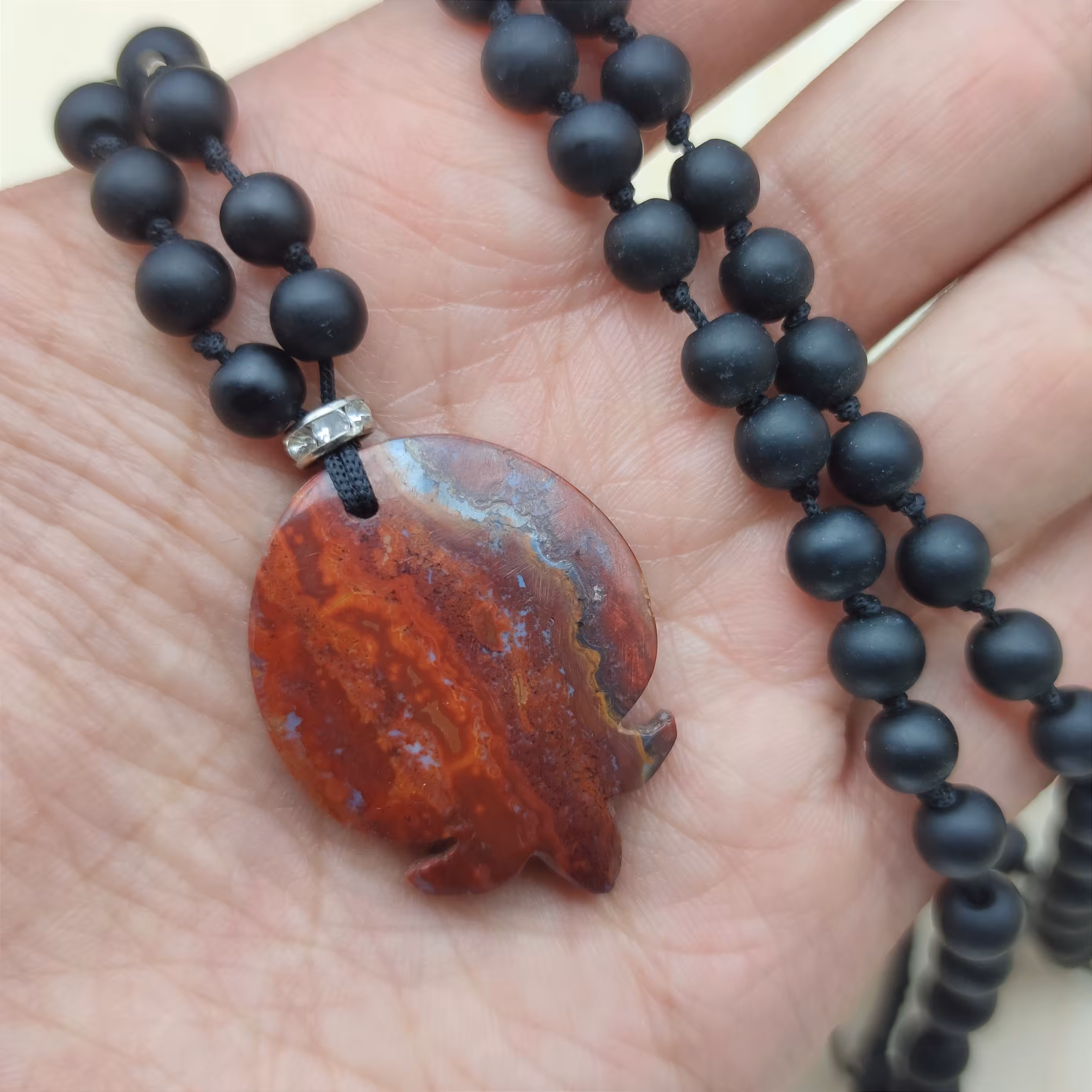 گردنبند انار تراشیده شده از سنگ جاسپر  عقیق بسیار زیبا مناسب خانم ها و آقایان