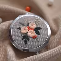 آینه جیبی گلدوزی شده با دست طرح رُزا قطر 7 سانت