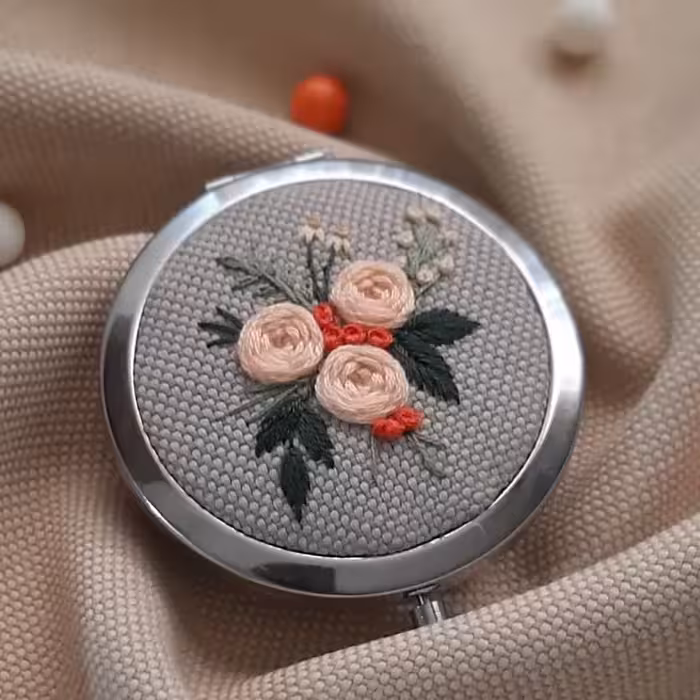 آینه جیبی گلدوزی شده با دست طرح رُزا قطر 7 سانت