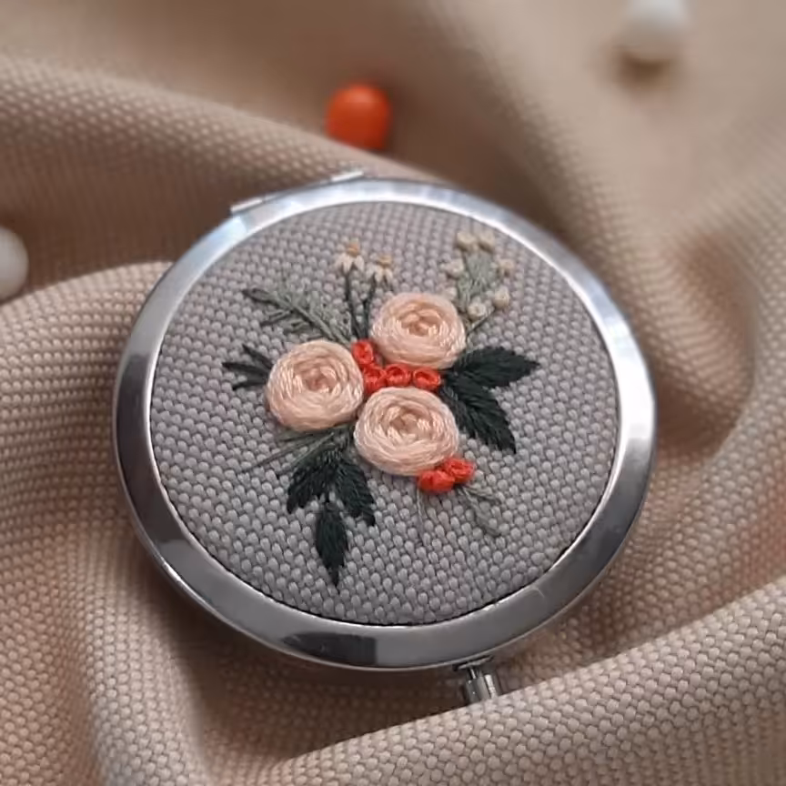 آینه جیبی گلدوزی شده با دست طرح رُزا قطر 7 سانت