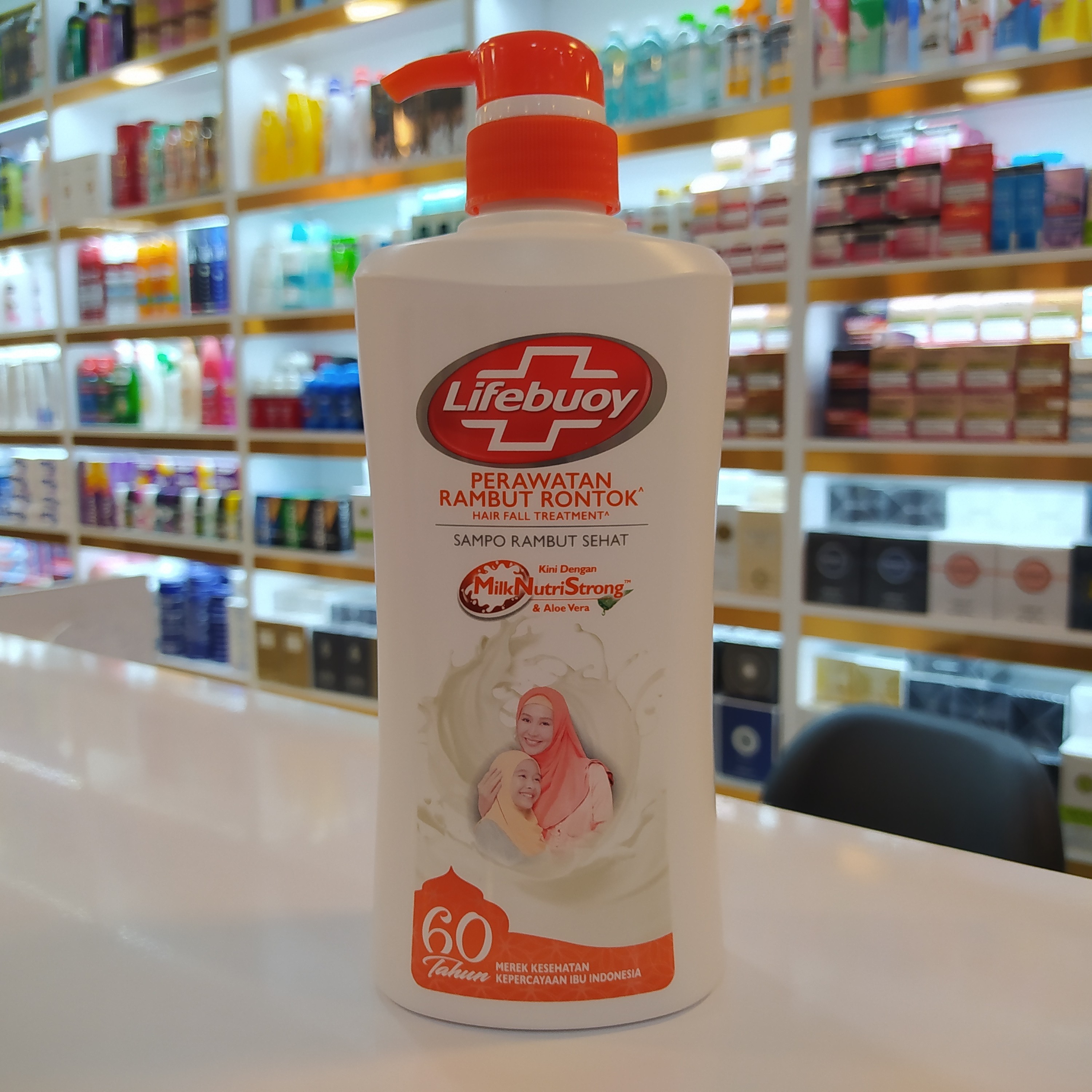 شامپو لایف بوی پمپی ضد ریزش و تقویت کننده Lifebuoy مدل شیر و آلوئه را 680ml
میلی لیتر